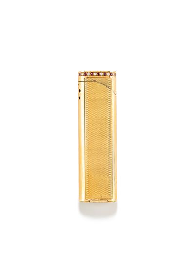 Accendino, rivestito in oro giallo 18k con profilo decorato da rubini e diamanti