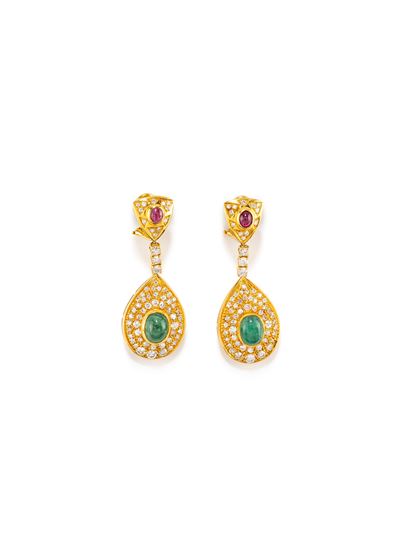 Orecchini, oro giallo 18k con rubini cabochon ovali, smeraldi cabochon ovali e diamanti