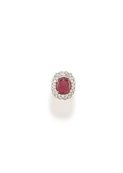 Anello con rubino ovale cabochon, in oro bicolore 18k, con doppio giro di diamanti