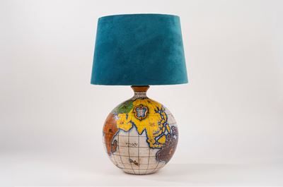 Lampada da tavolo in ceramica a forma di globo terrestre