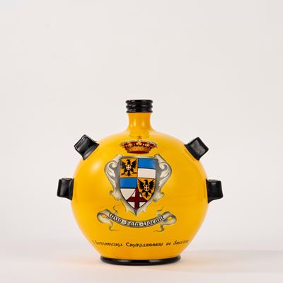 Vaso in ceramica policroma con stemma dei Cavalleggeri di Saluzzo