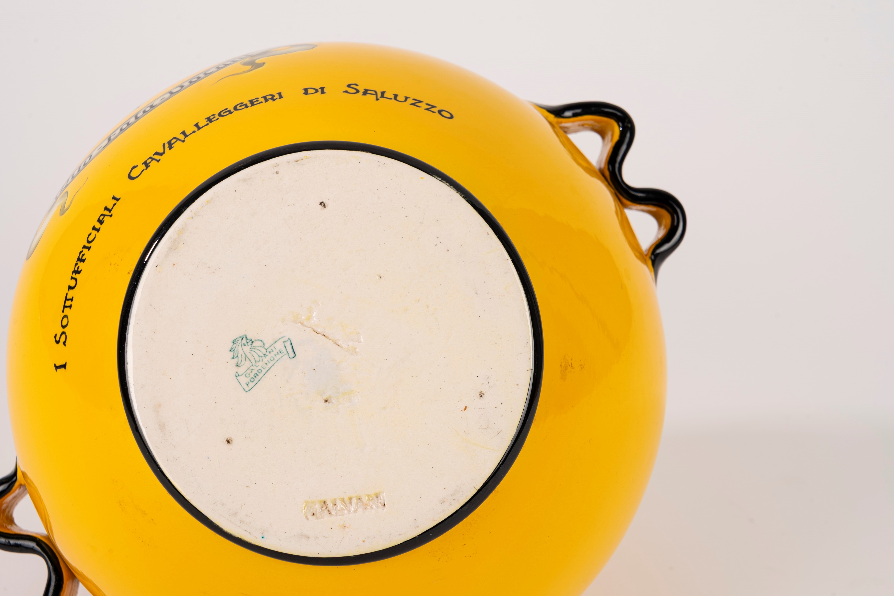 Ceramiche Galvani - Vaso in ceramica policroma con stemma dei Cavalleggeri di Saluzzo