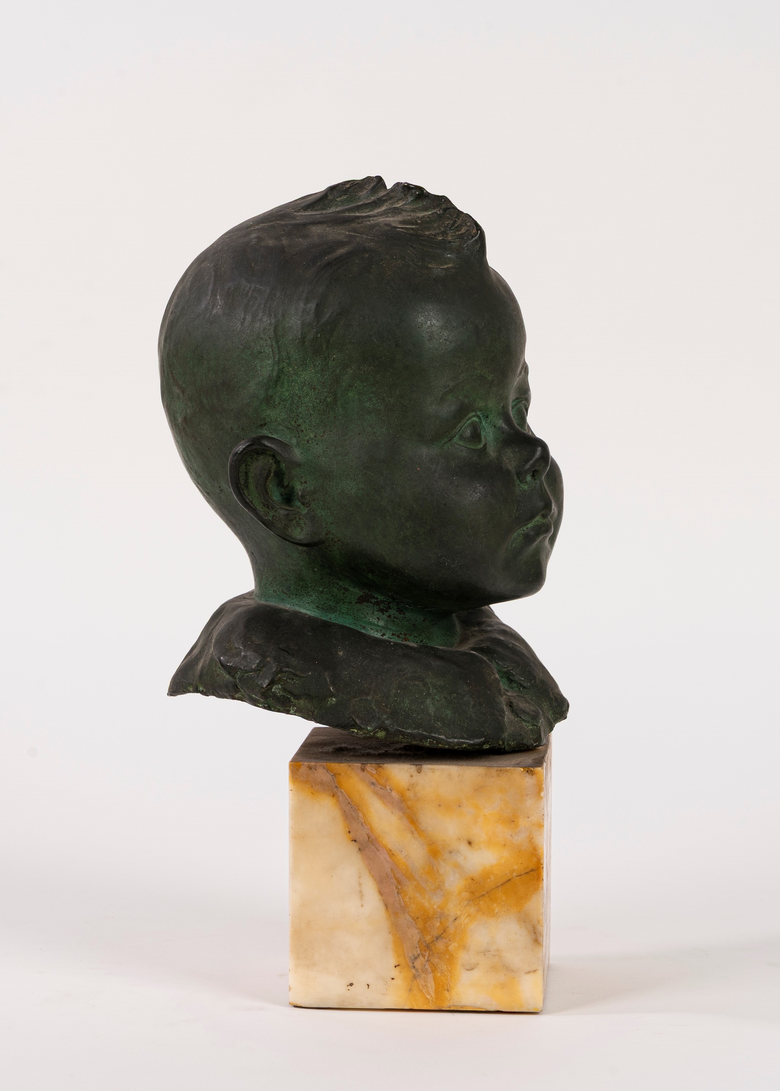 Scuola Italiana, Inizi Secolo XX - Busto di bambino in bronzo, su base in marmo, scultura