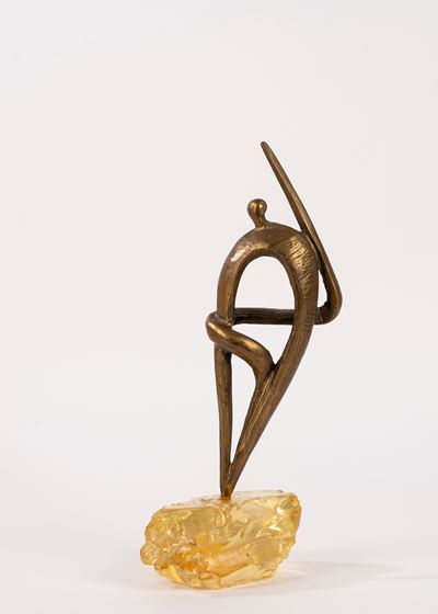 Scultura astratta in bronzo su base in materiale plastico