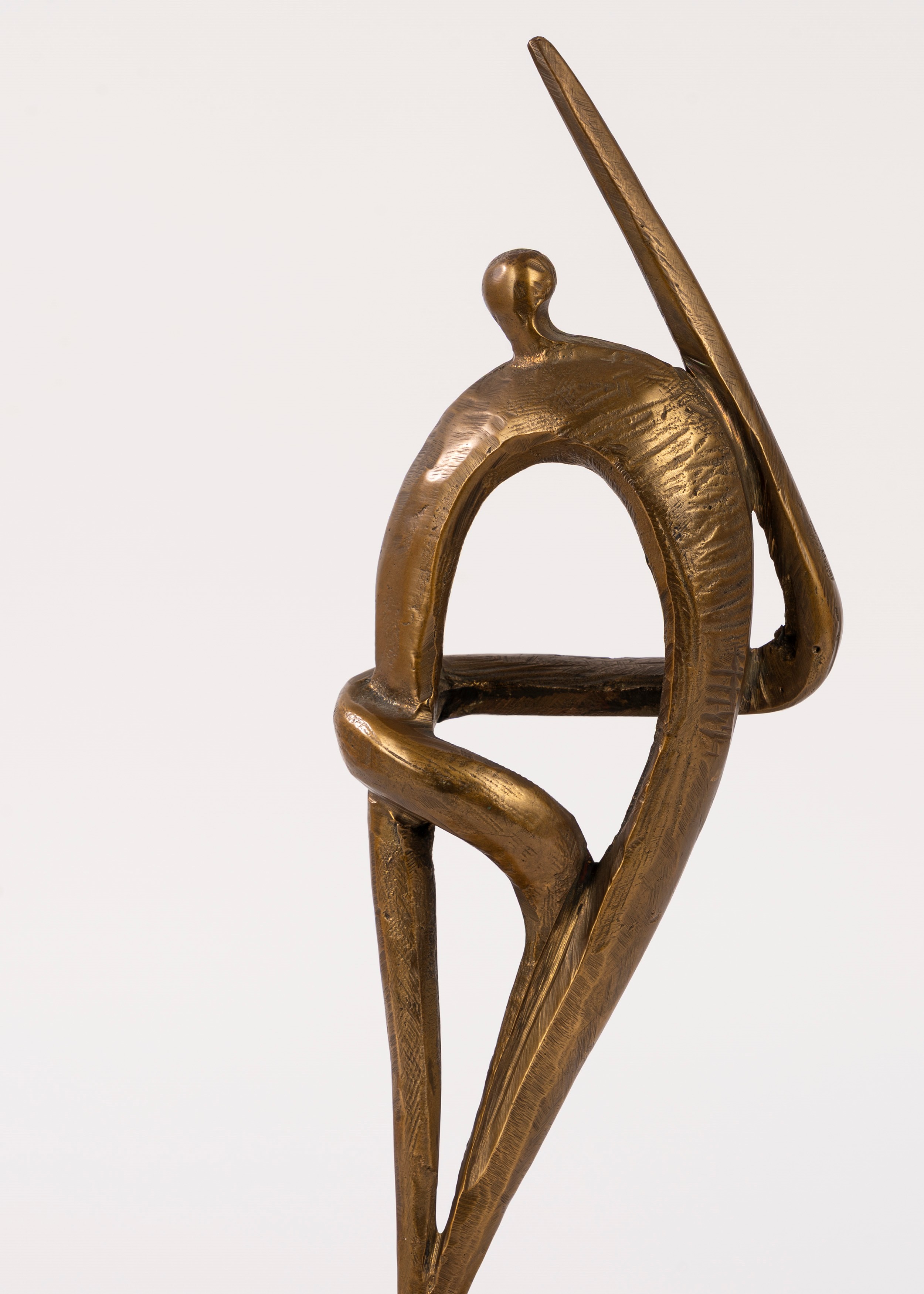 Scultura astratta in bronzo su base in materiale plastico