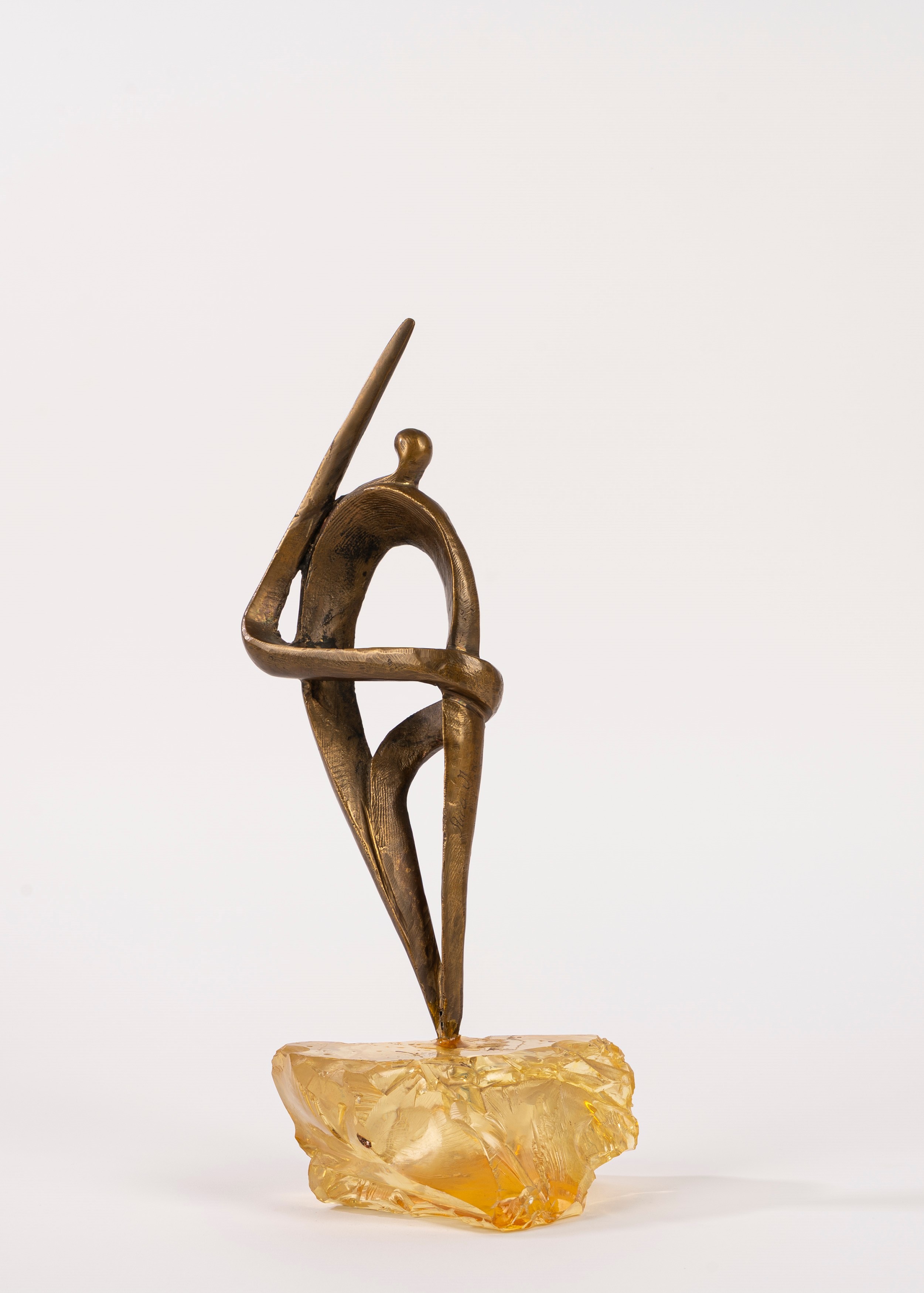 Scultura astratta in bronzo su base in materiale plastico
