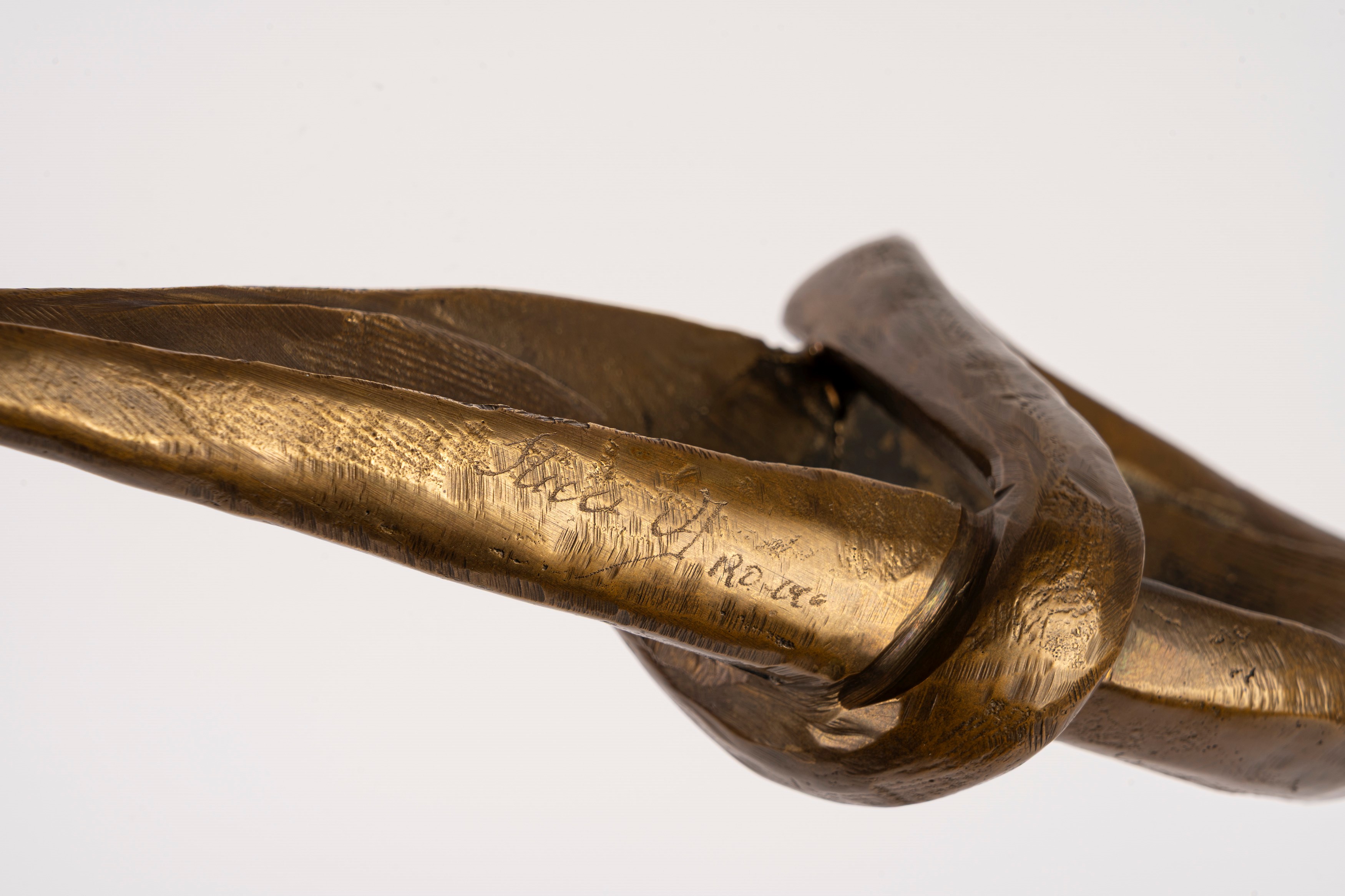 Scultura astratta in bronzo su base in materiale plastico