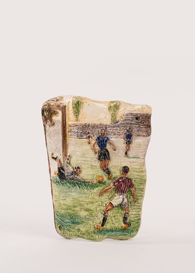 Placca in ceramica policroma con soggetto calcistico, cm 19 x 23