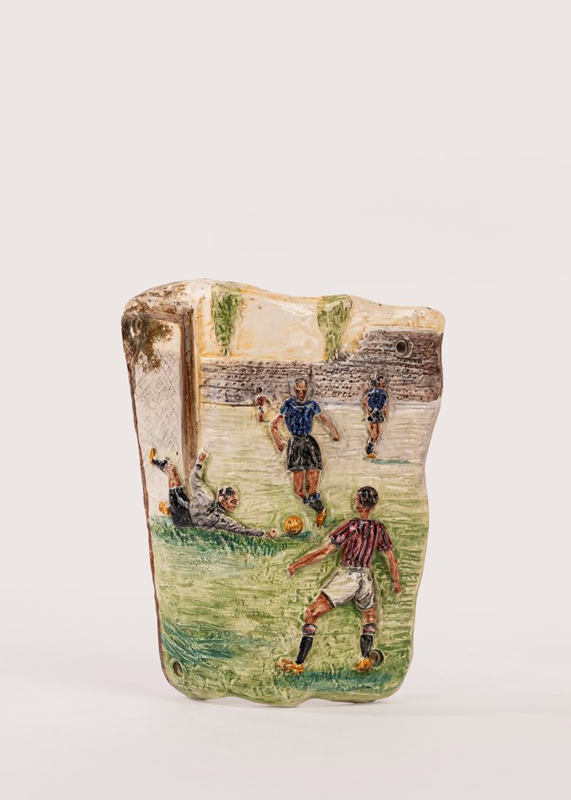 Placca in ceramica policroma con soggetto calcistico, cm 19 x 23