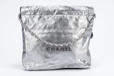 Borsa 22, in pelle matelassé color argento