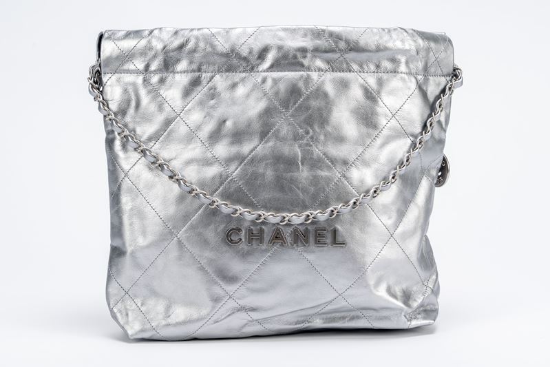 Chanel - Borsa 22, in pelle matelassé color argento