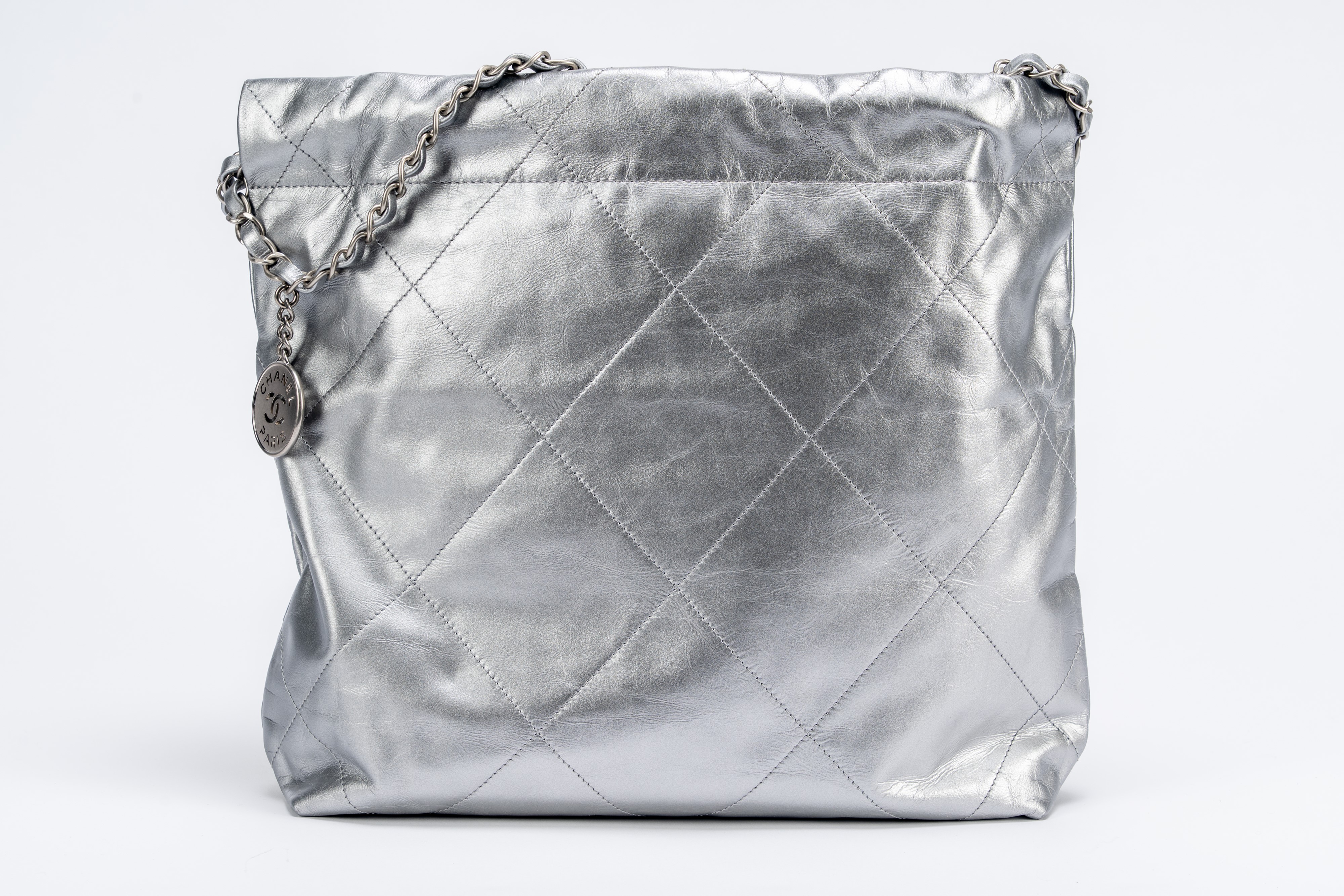 Chanel - Borsa 22, in pelle matelassé color argento