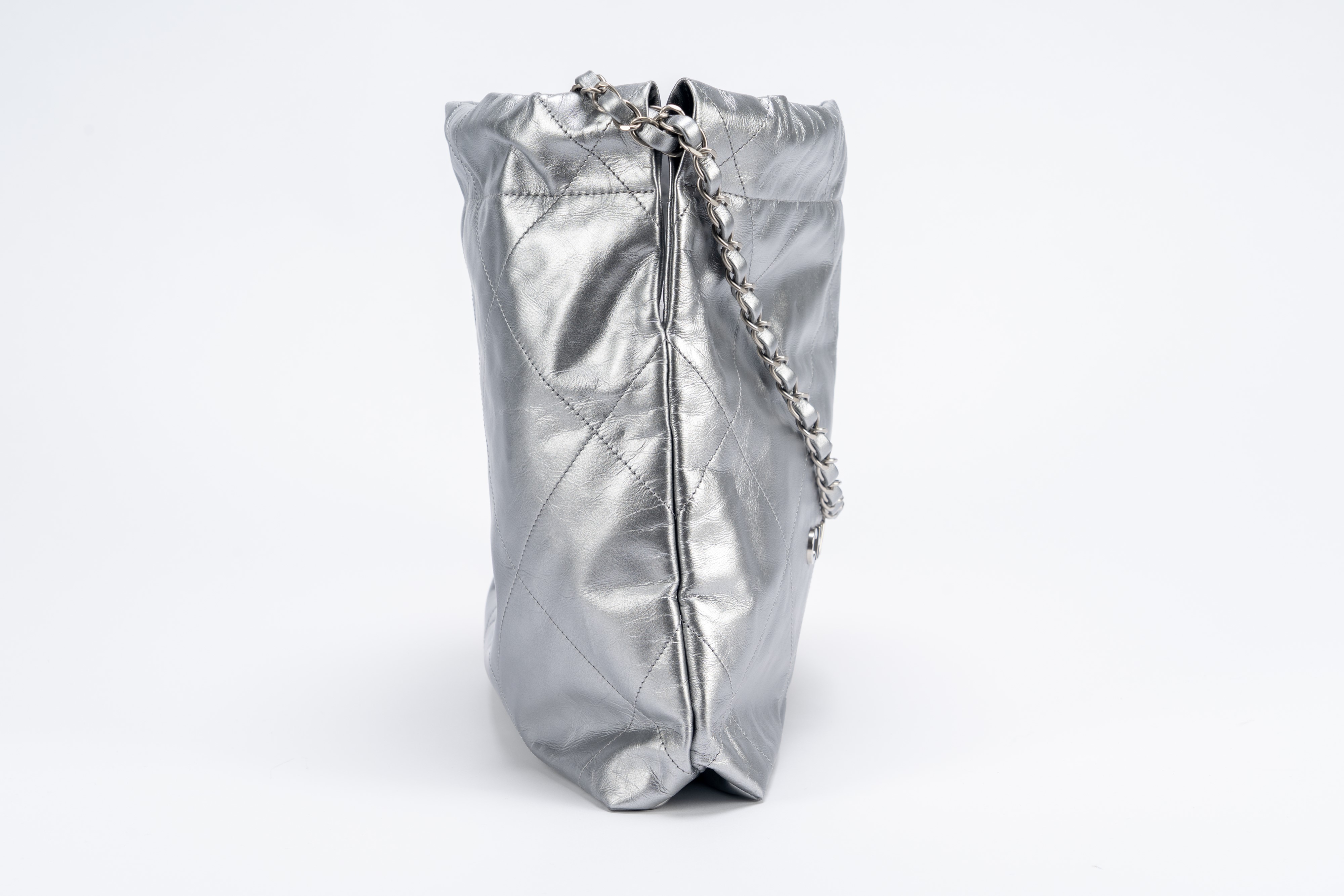 Chanel - Borsa 22, in pelle matelassé color argento