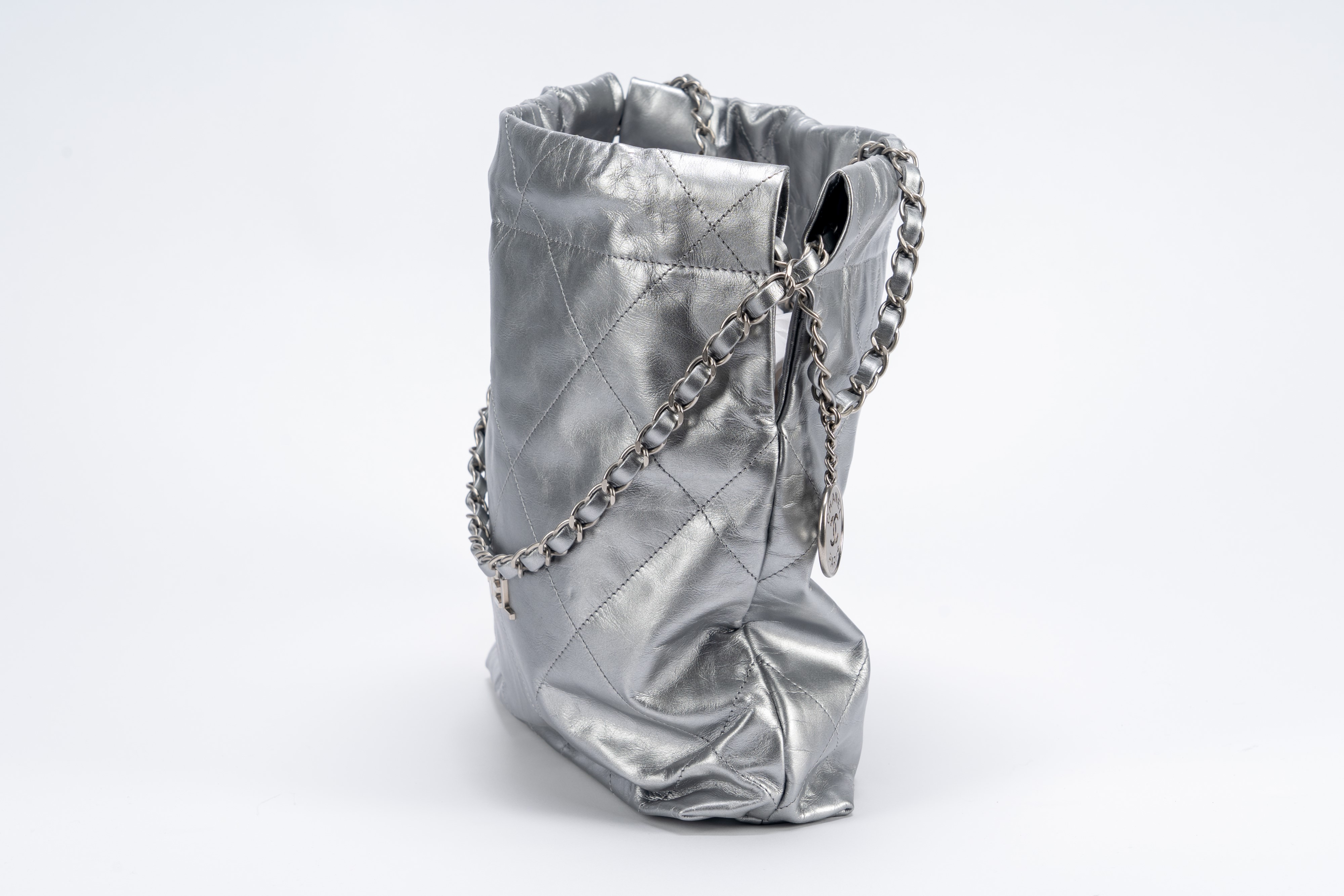 Chanel - Borsa 22, in pelle matelassé color argento