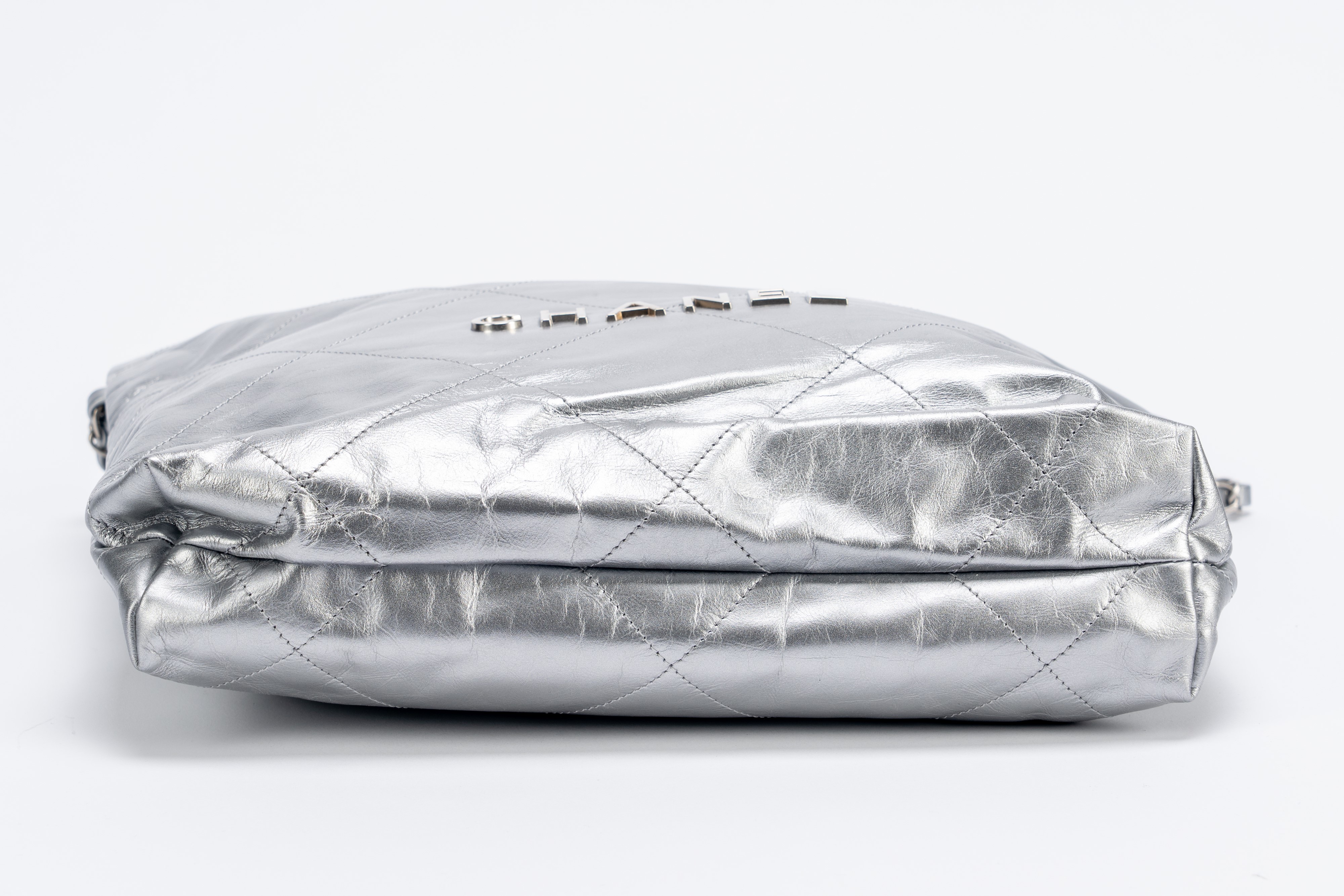 Chanel - Borsa 22, in pelle matelassé color argento