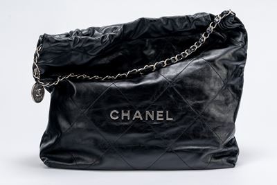 Borsa 22, borsa in pelle matelassé nera con tracolla e dettagli in metallo