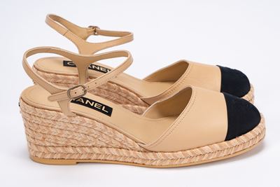 Paio di espadrillas in pelle beige con zeppa in corda e punte in gros grain nero
