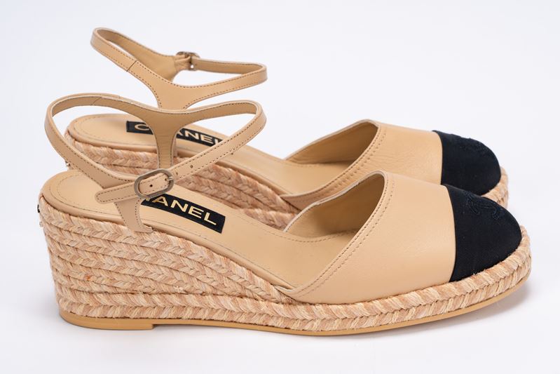 Chanel - Paio di espadrillas in pelle beige con zeppa in corda e punte in gros grain nero