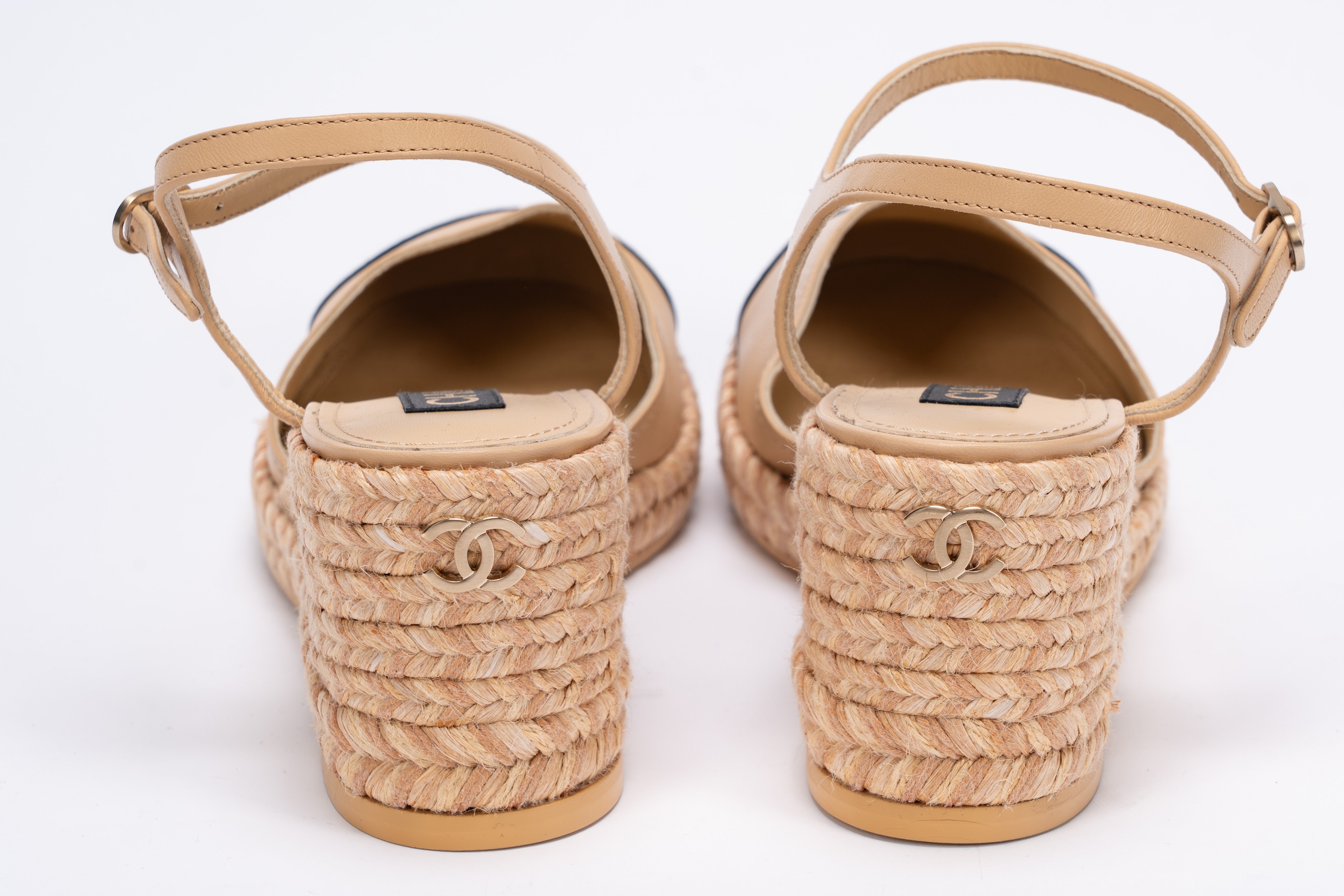 Chanel - Paio di espadrillas in pelle beige con zeppa in corda e punte in gros grain nero