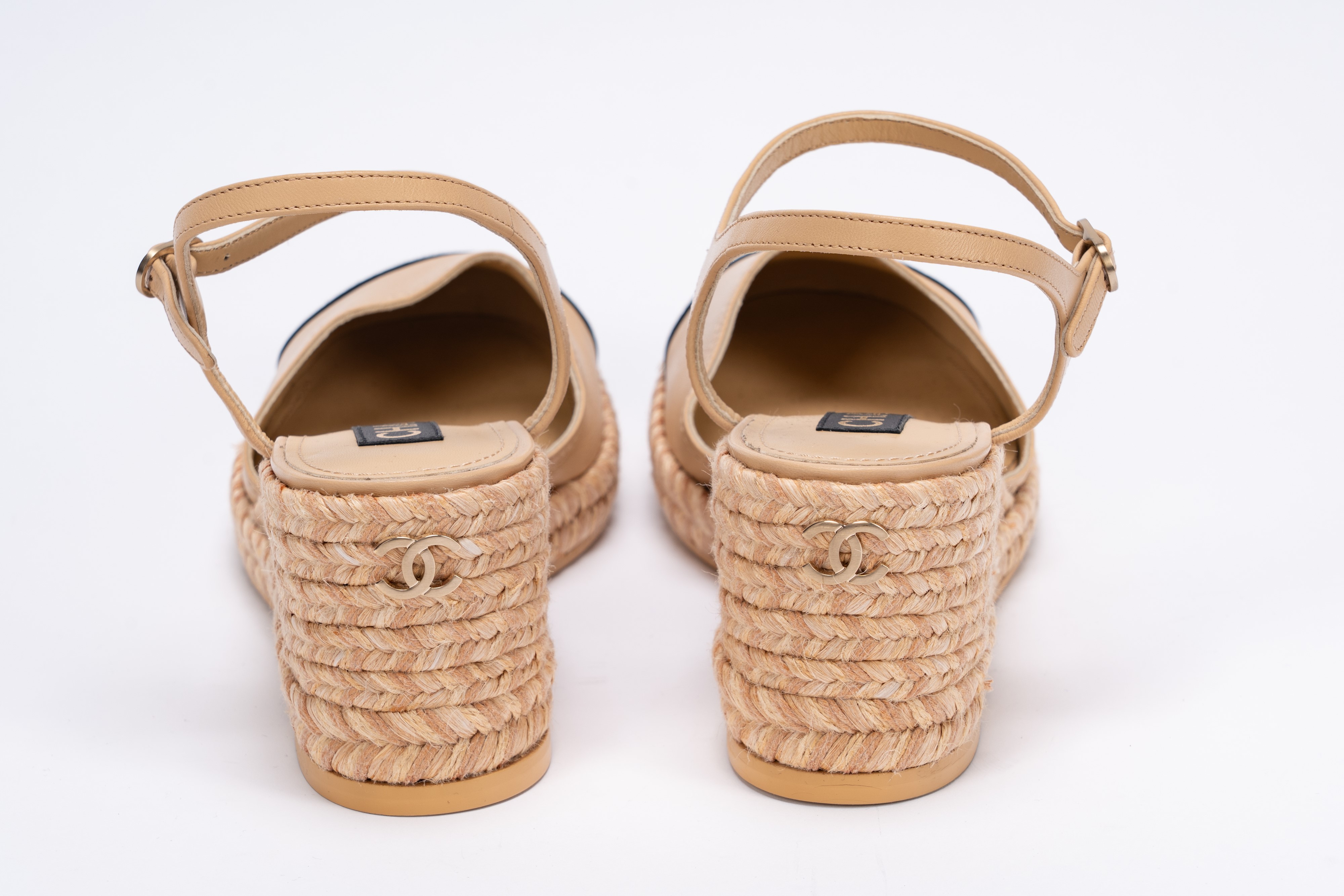Chanel - Paio di espadrillas in pelle beige con zeppa in corda e punte in gros grain nero