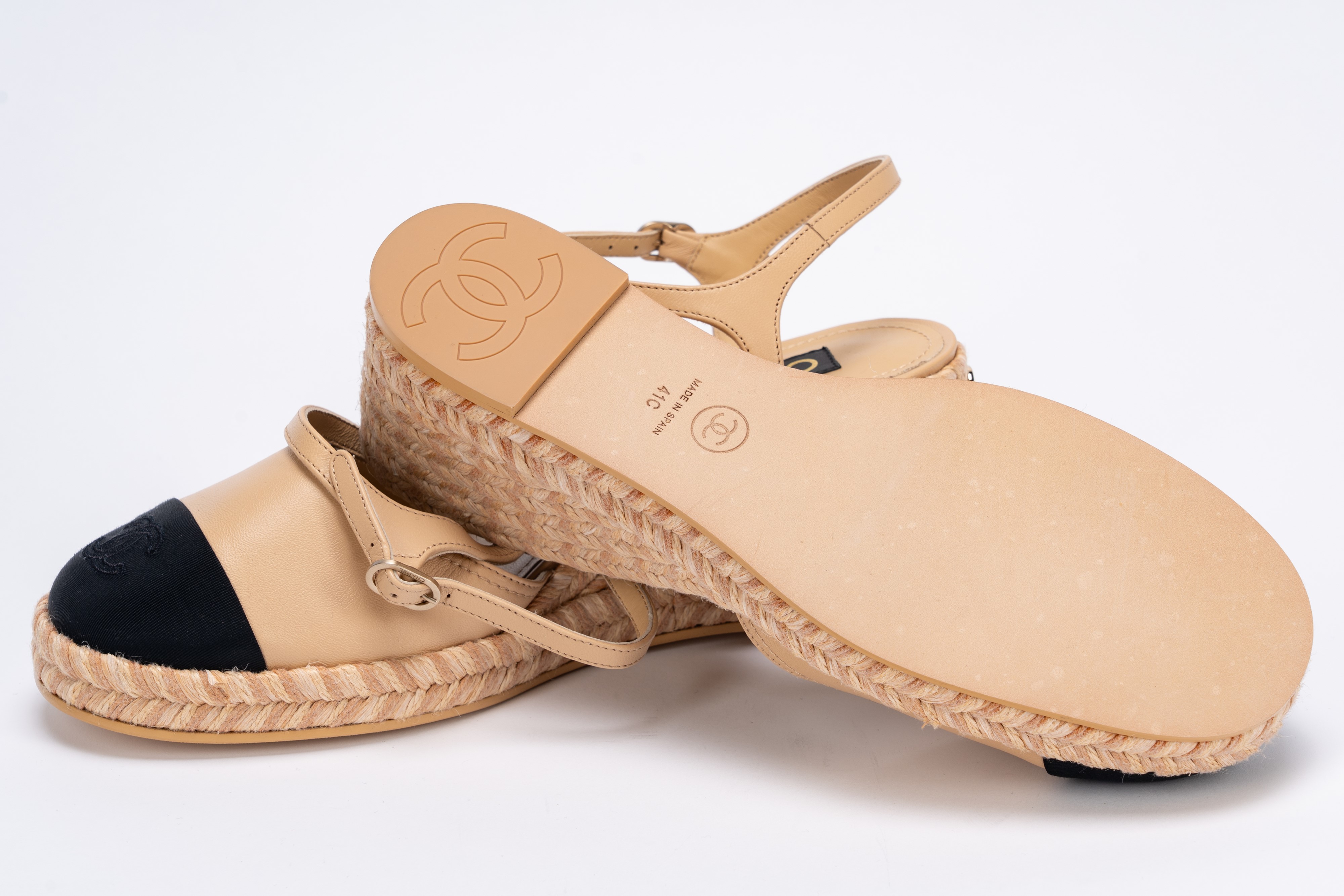 Chanel - Paio di espadrillas in pelle beige con zeppa in corda e punte in gros grain nero
