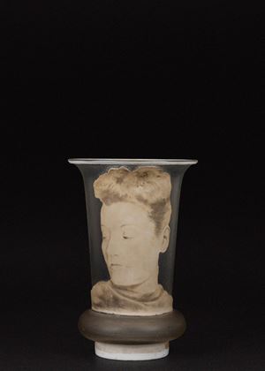 Vaso in vetro smeriglialto con volto di donna a monocromo in rilievo, Art Dec&ograve;