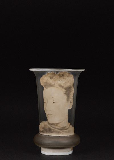Vaso in vetro smerigliato con volto di donna in rilievo monocromo, Art Decò