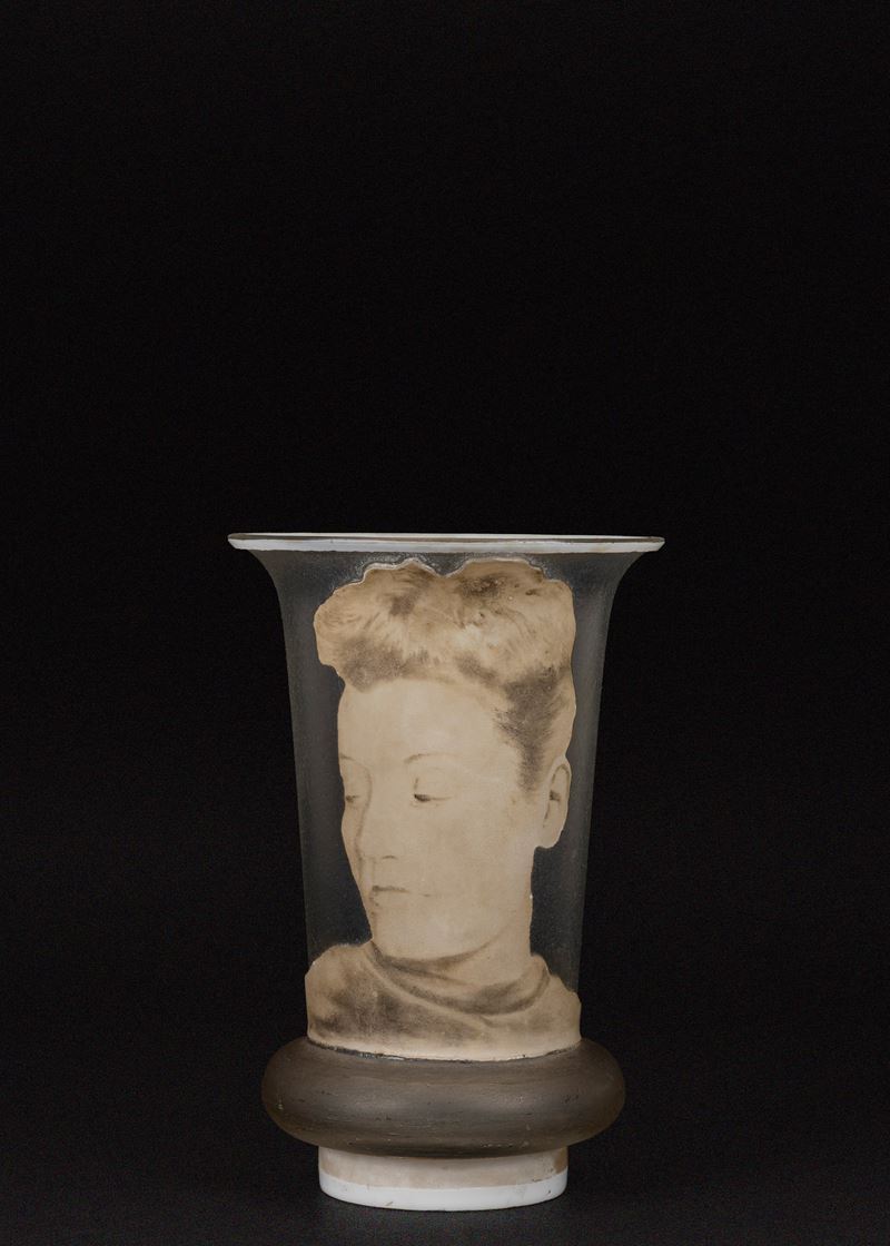 Vaso in vetro smerigliato con volto di donna in rilievo monocromo, Art Decò