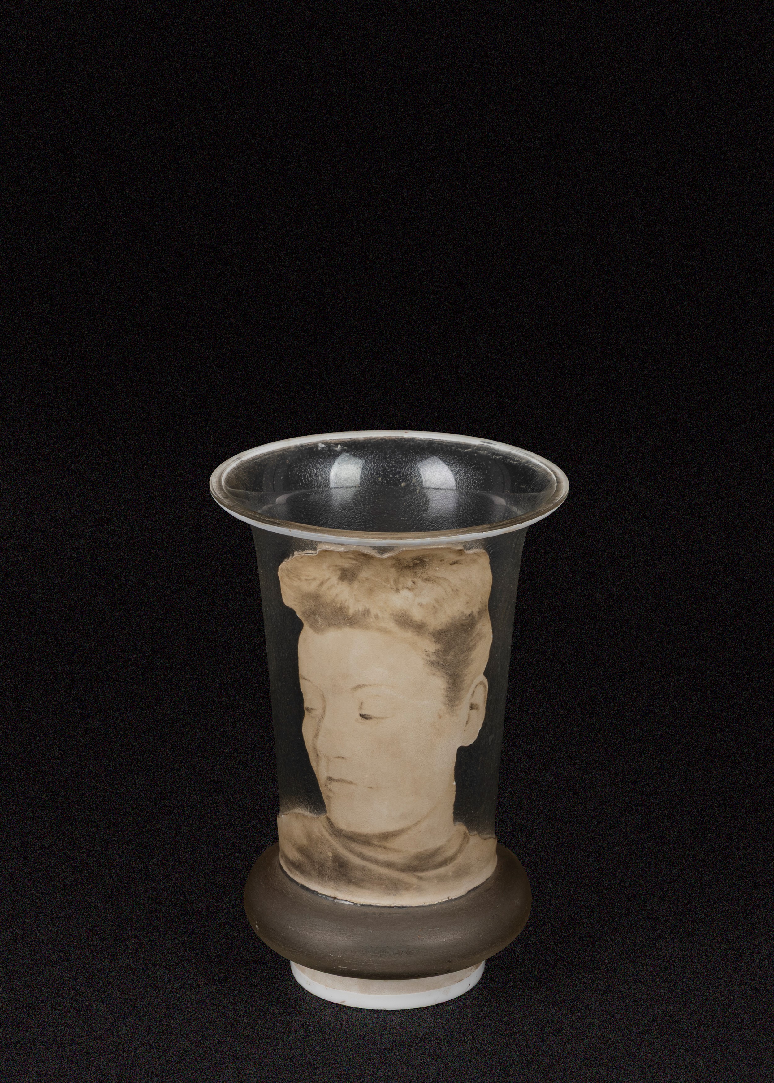 Vaso in vetro smerigliato con volto di donna in rilievo monocromo, Art Decò