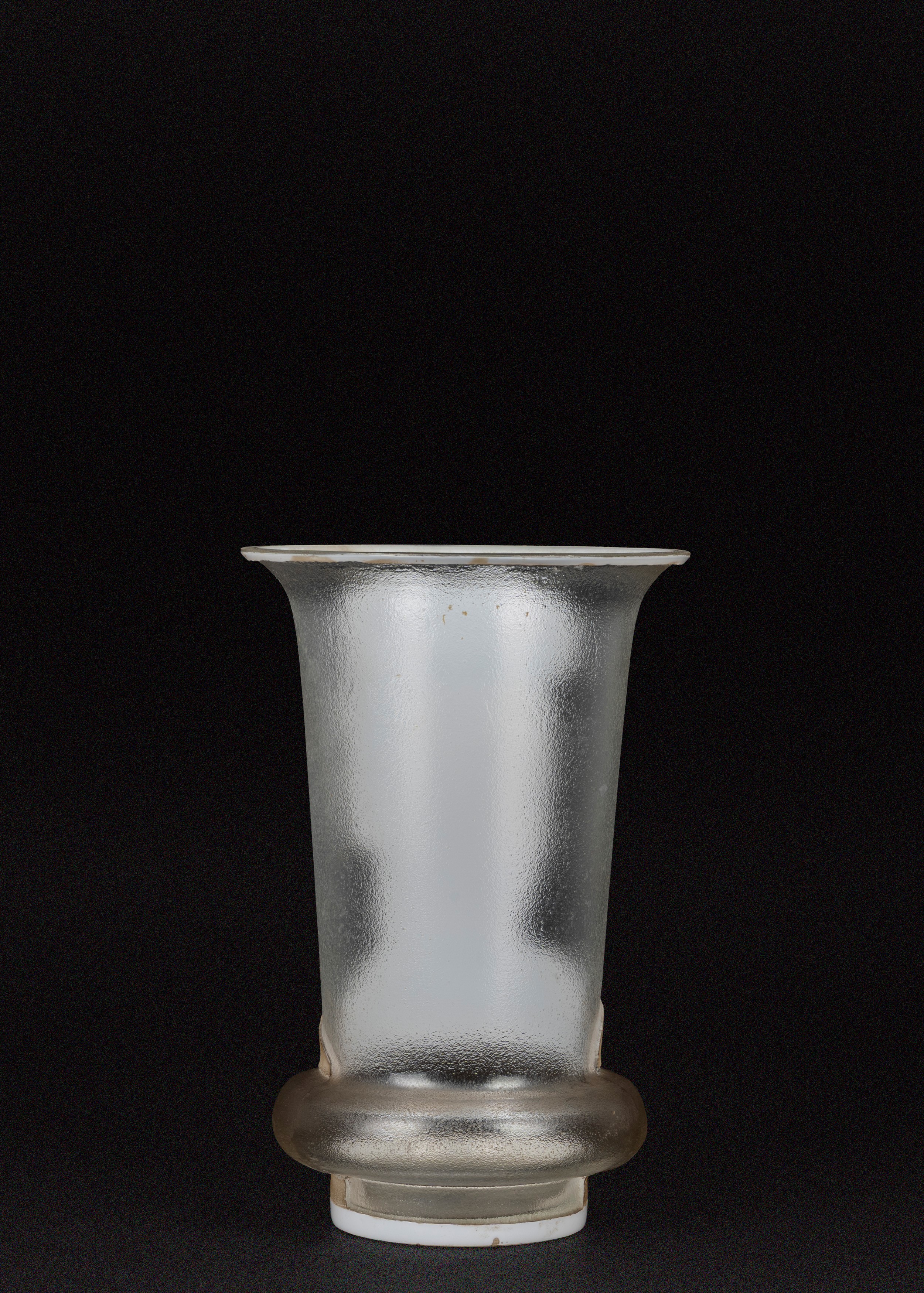 Vaso in vetro smerigliato con volto di donna in rilievo monocromo, Art Decò