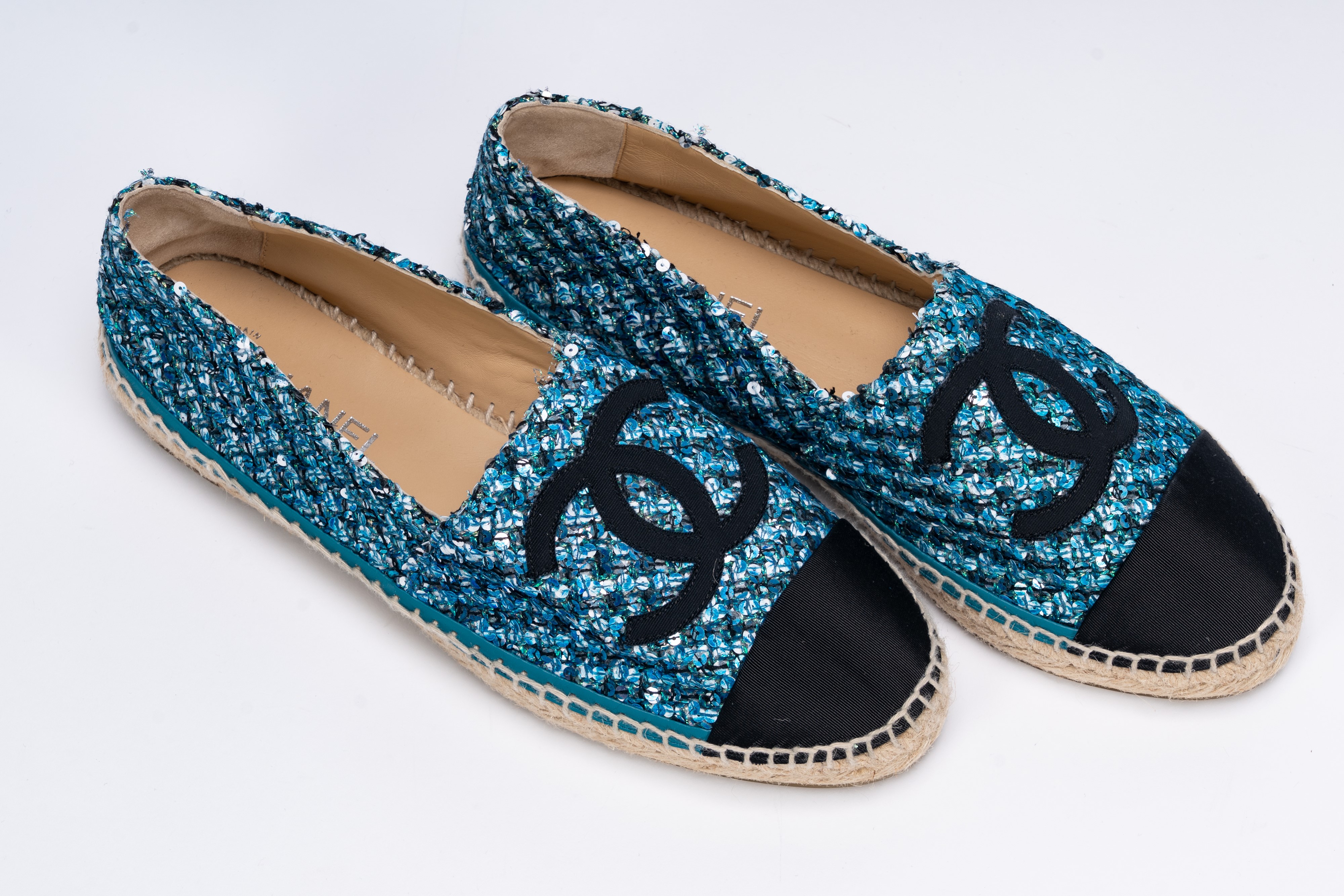 Chanel - Espadrillas in tessuto ricamato con paillettes azzurro e argento