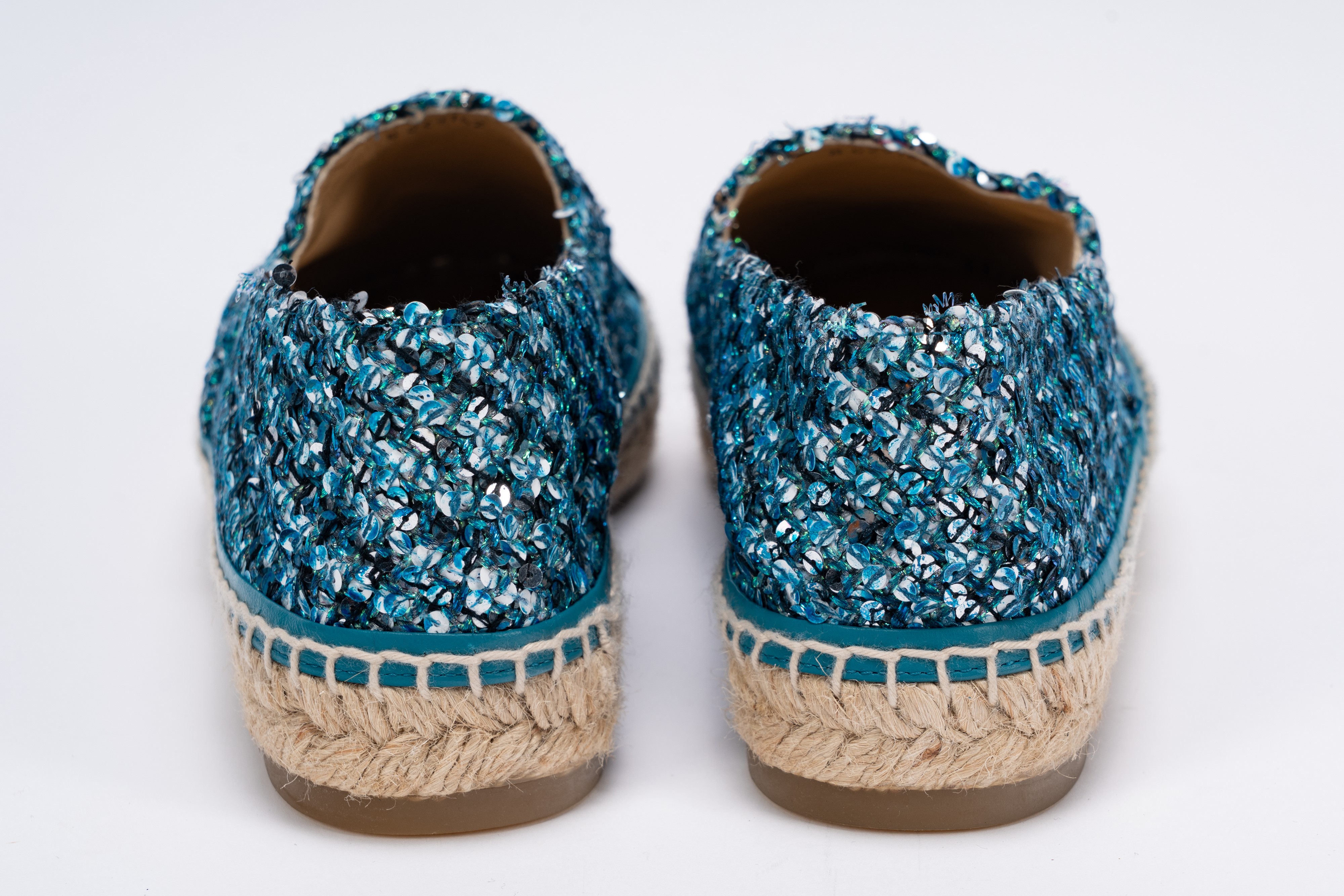 Chanel - Espadrillas in tessuto ricamato con paillettes azzurro e argento