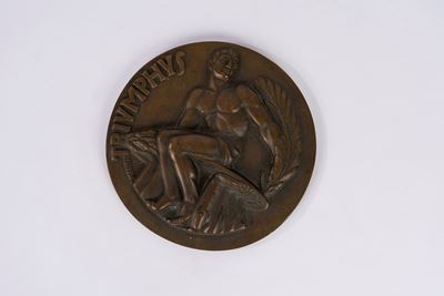 Placca del CONI, bassorilievo con atleta seduto e iscrizione “TRIUMPHUS”, bronzo, anni Trenta del...