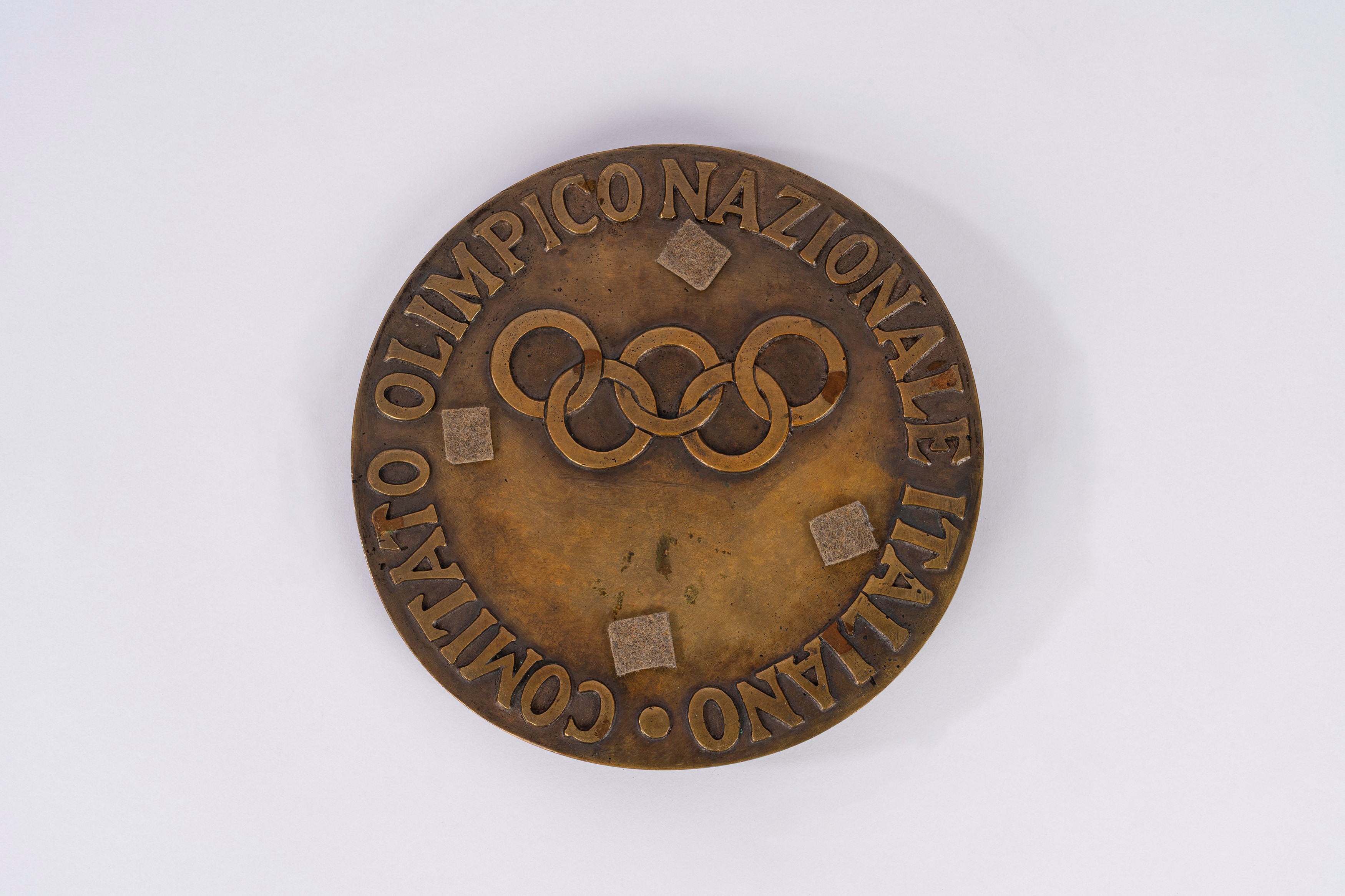 Placca del CONI, bassorilievo con atleta seduto e iscrizione “TRIUMPHUS”, bronzo, anni Trenta del...