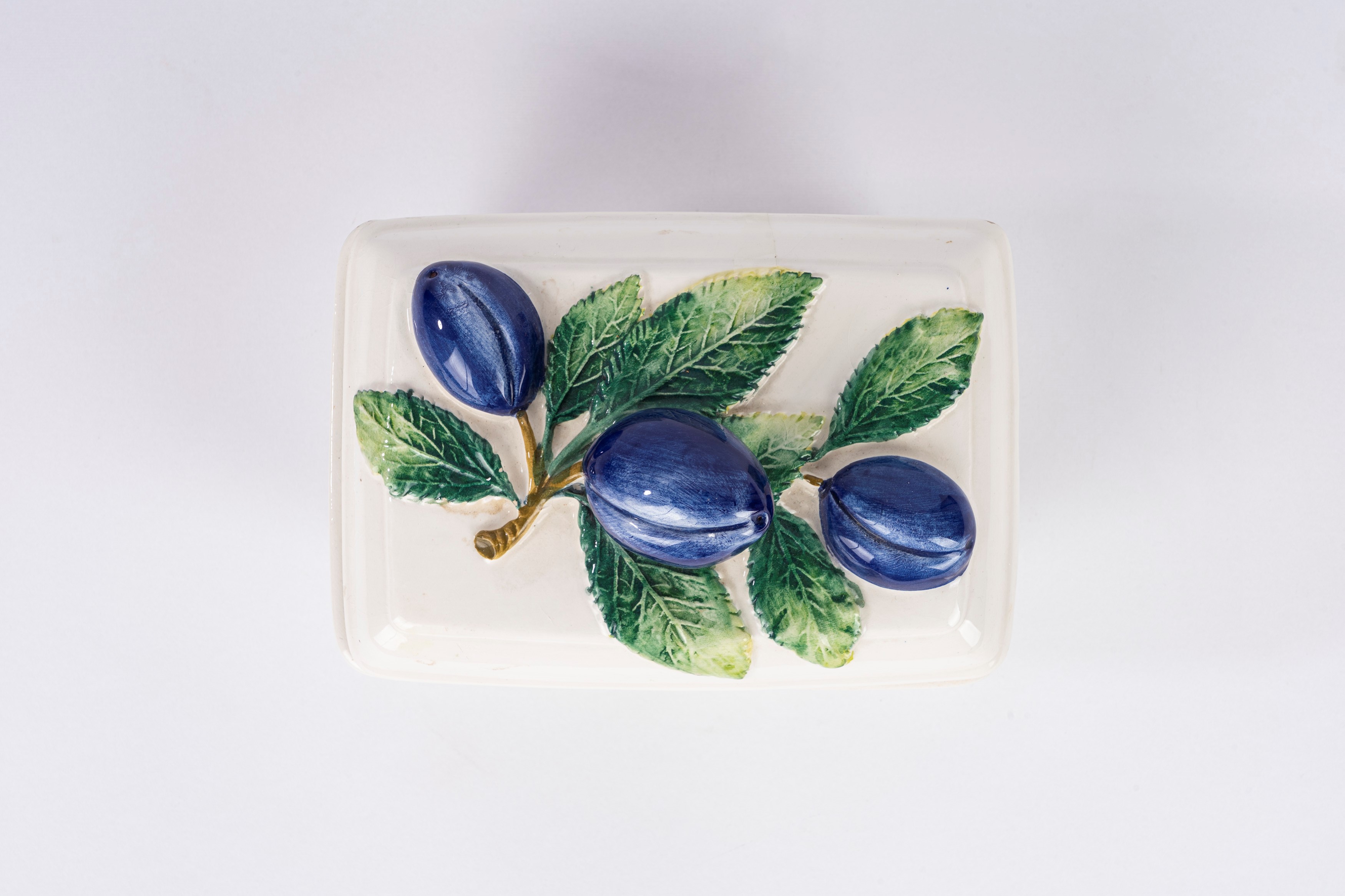 Bassano, Contenitore in maiolica con prugne sul coperchio