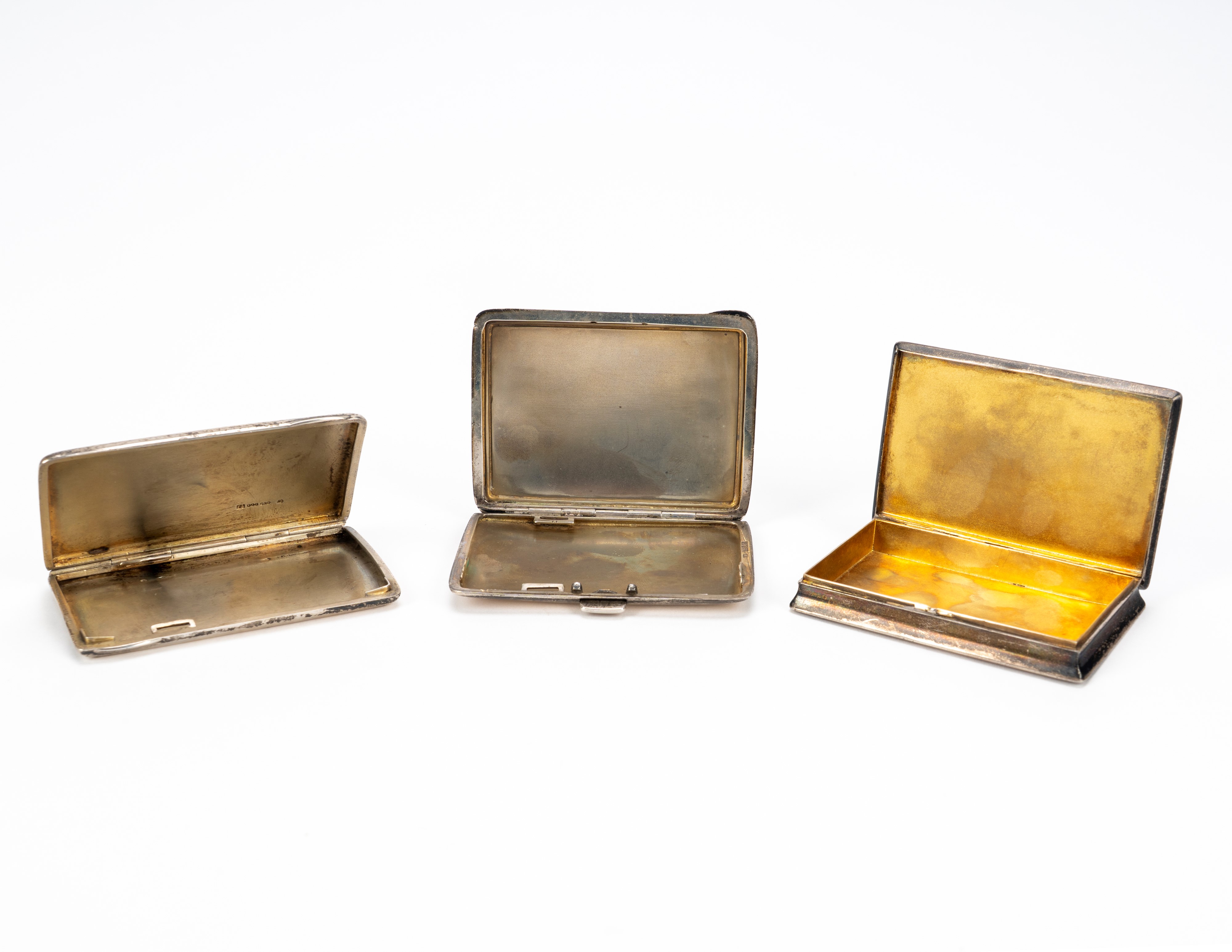 Set di tre scatole in argento con coperchi in smalto guilloché, fine XIX–inizio XX secolo