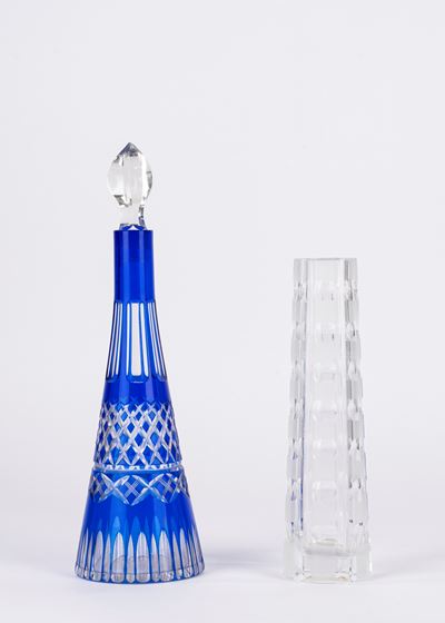 Cristallo di Boemia, bottiglia e vaso (due elementi), altezza 32 cm e 23 cm