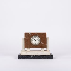 Orologio da tavolo in marmo nero, rosso e bianco, anni '30 del Novecento