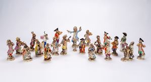 Orchestra di scimmie in porcellana policroma. Manifattura di Meissen, secolo XX. Composta da 21 elementi pi&ugrave; un leggio