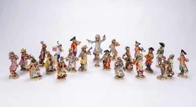 Manifattura di Meissen, Orchestra di scimmie musicanti in porcellana policroma, composta da 21 fi...