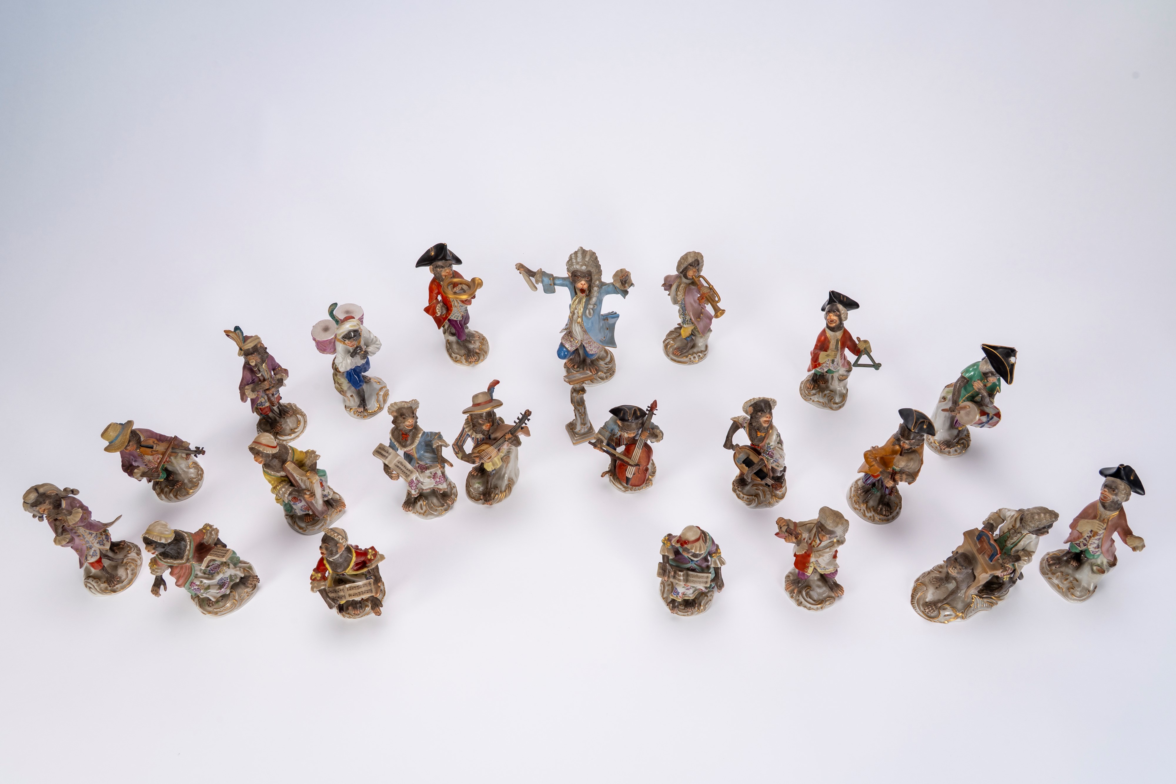 Manifattura di Meissen, Orchestra di scimmie in porcellana policroma, con leggio