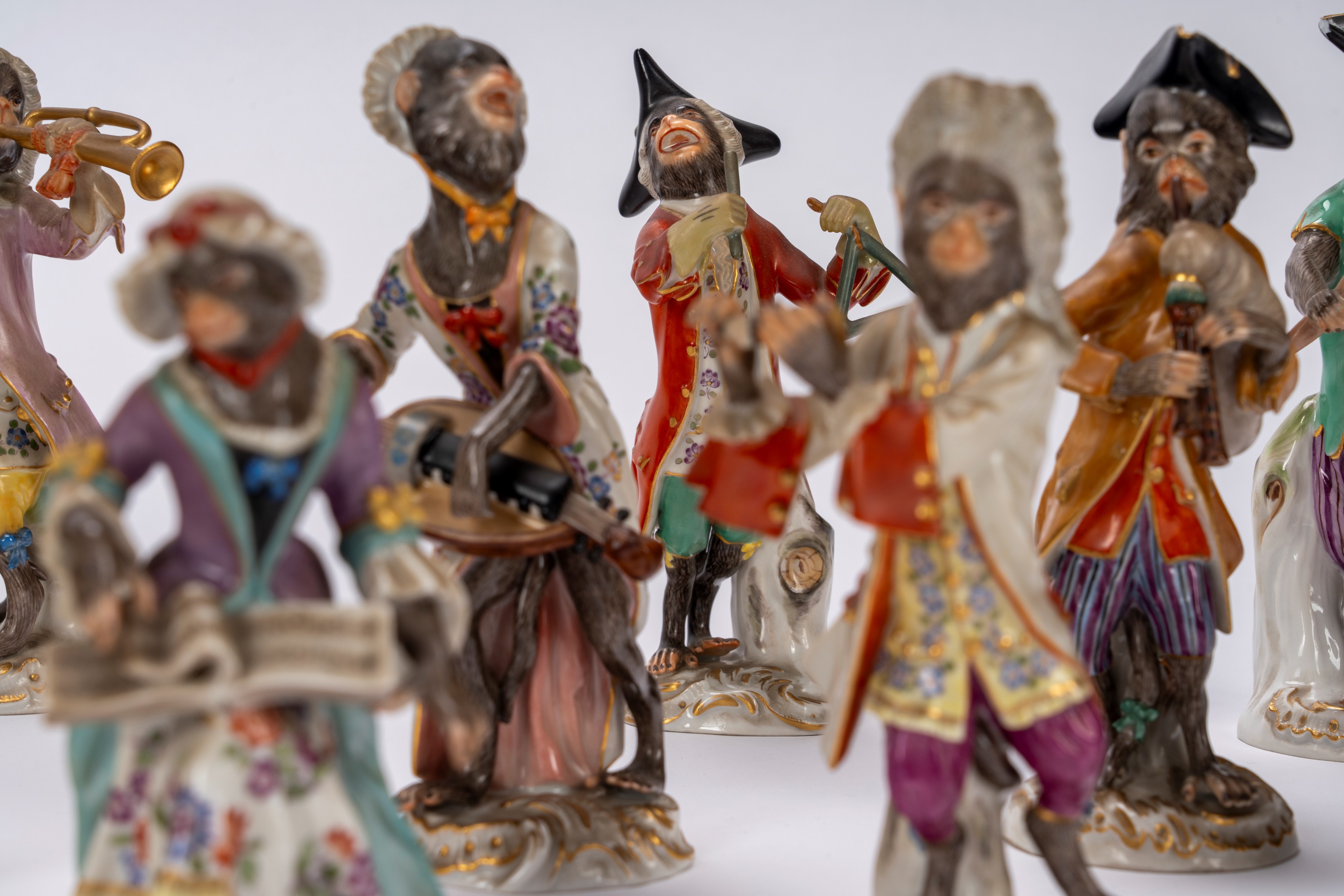 Manifattura di Meissen, Orchestra di scimmie in porcellana policroma, con leggio