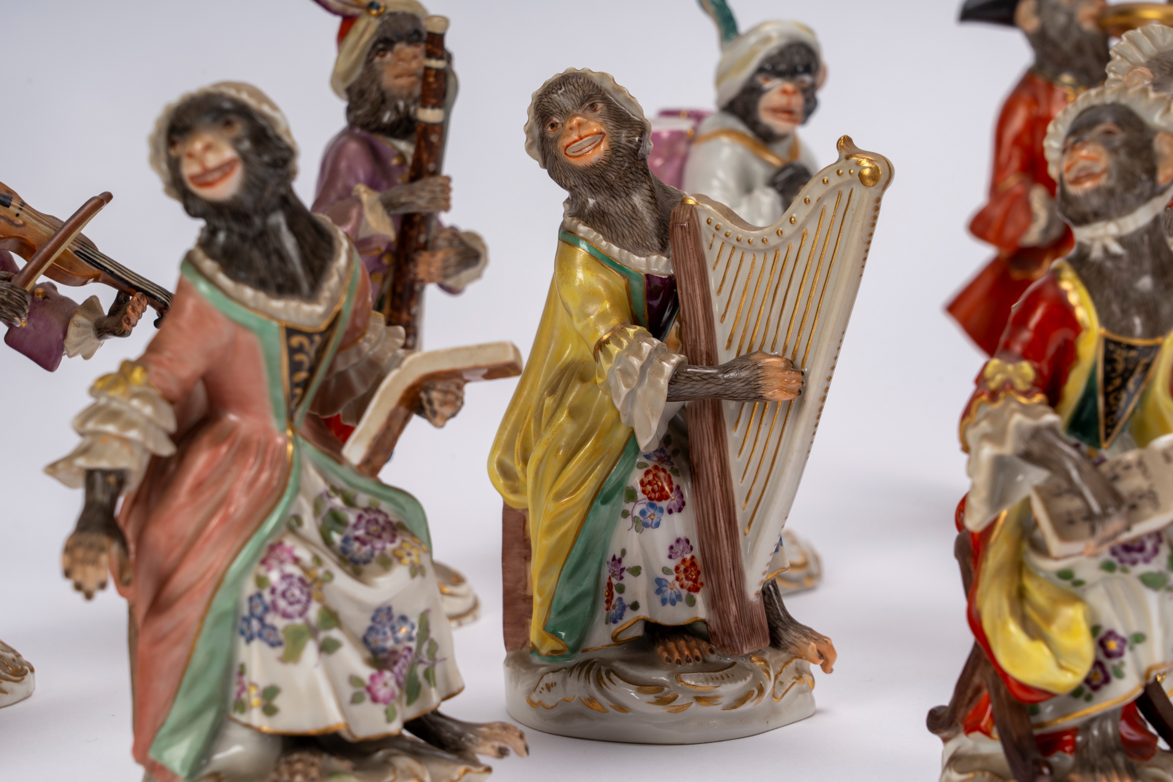 Manifattura di Meissen, Orchestra di scimmie in porcellana policroma, con leggio