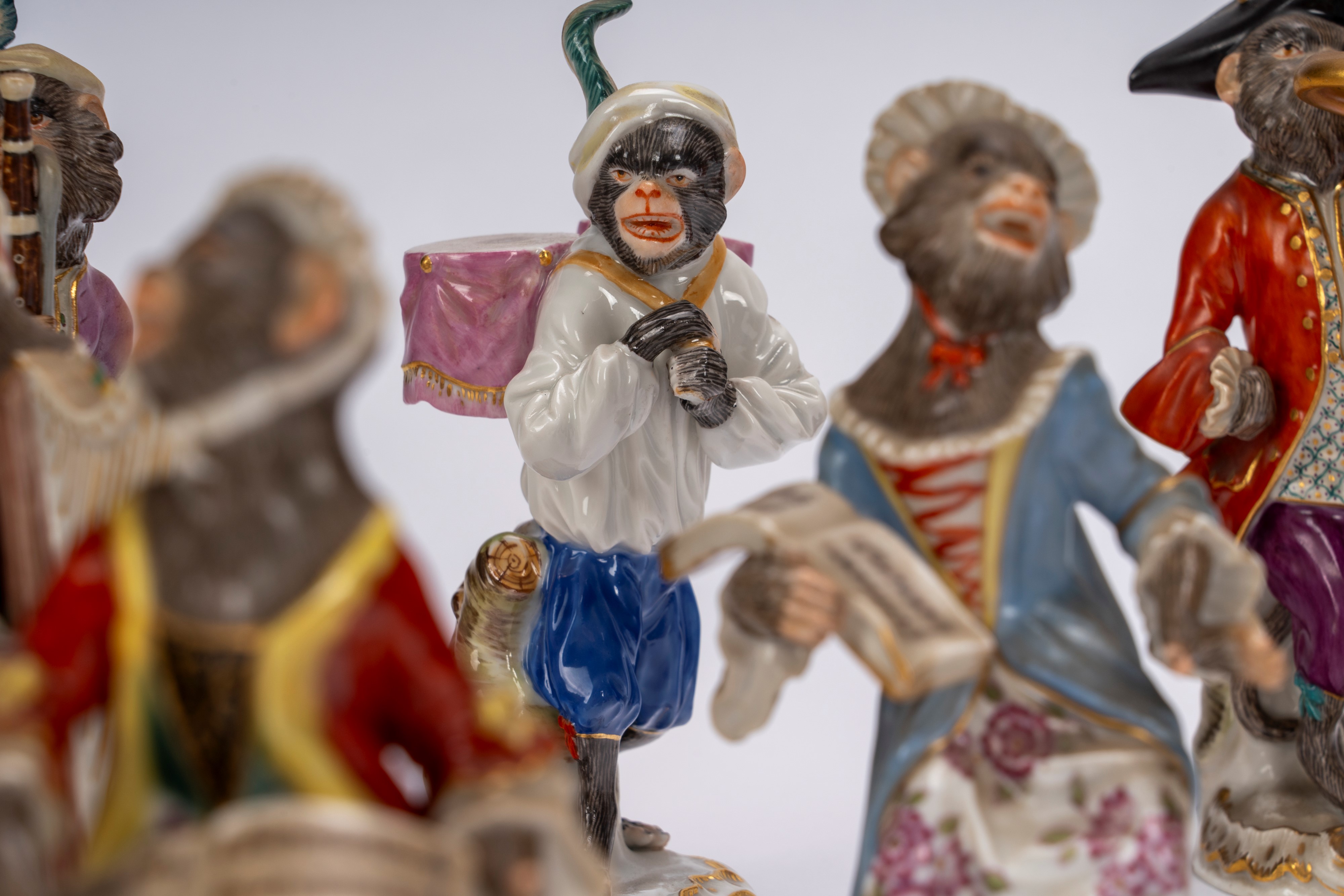 Manifattura di Meissen, Orchestra di scimmie in porcellana policroma, con leggio