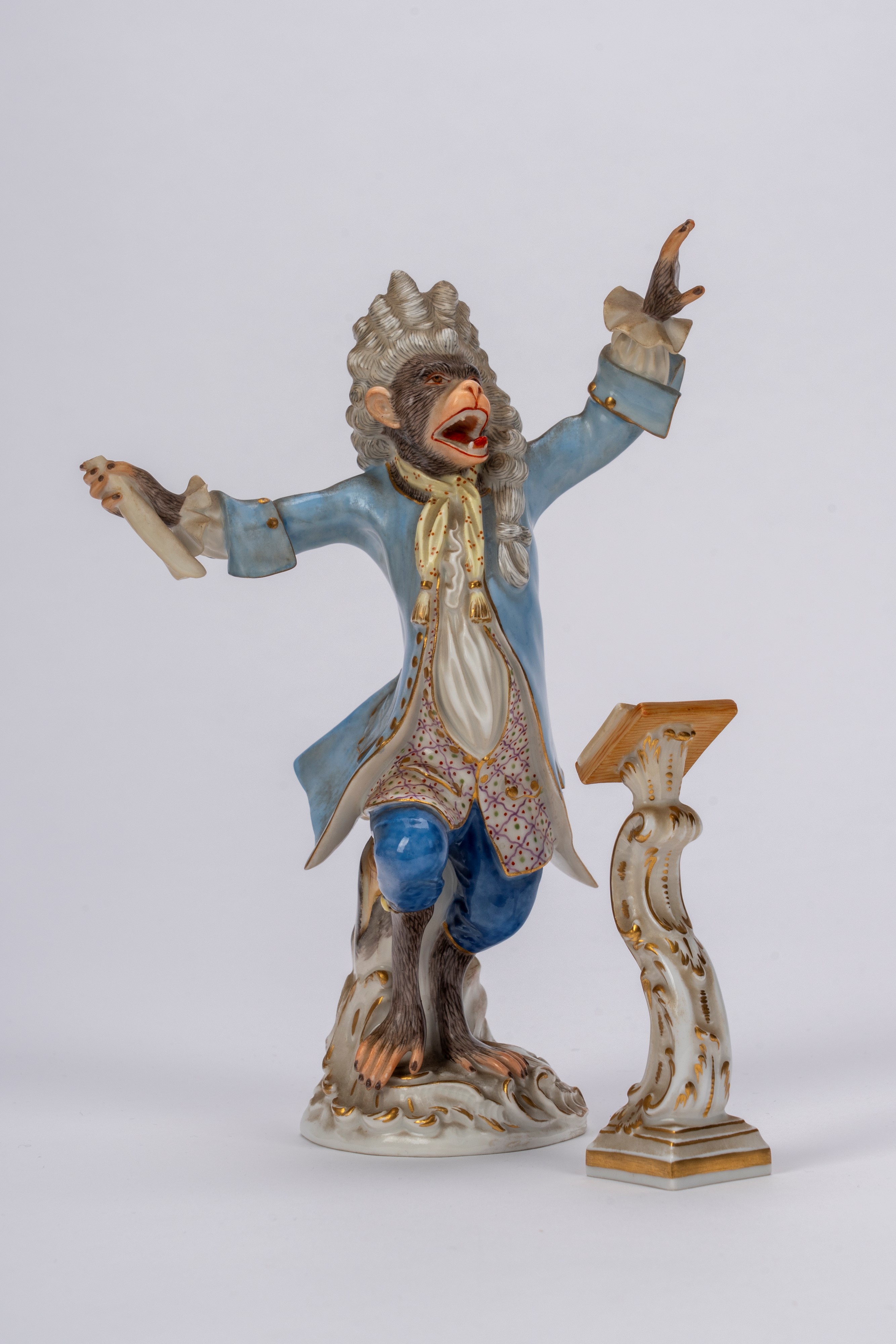Manifattura di Meissen, Orchestra di scimmie in porcellana policroma, con leggio