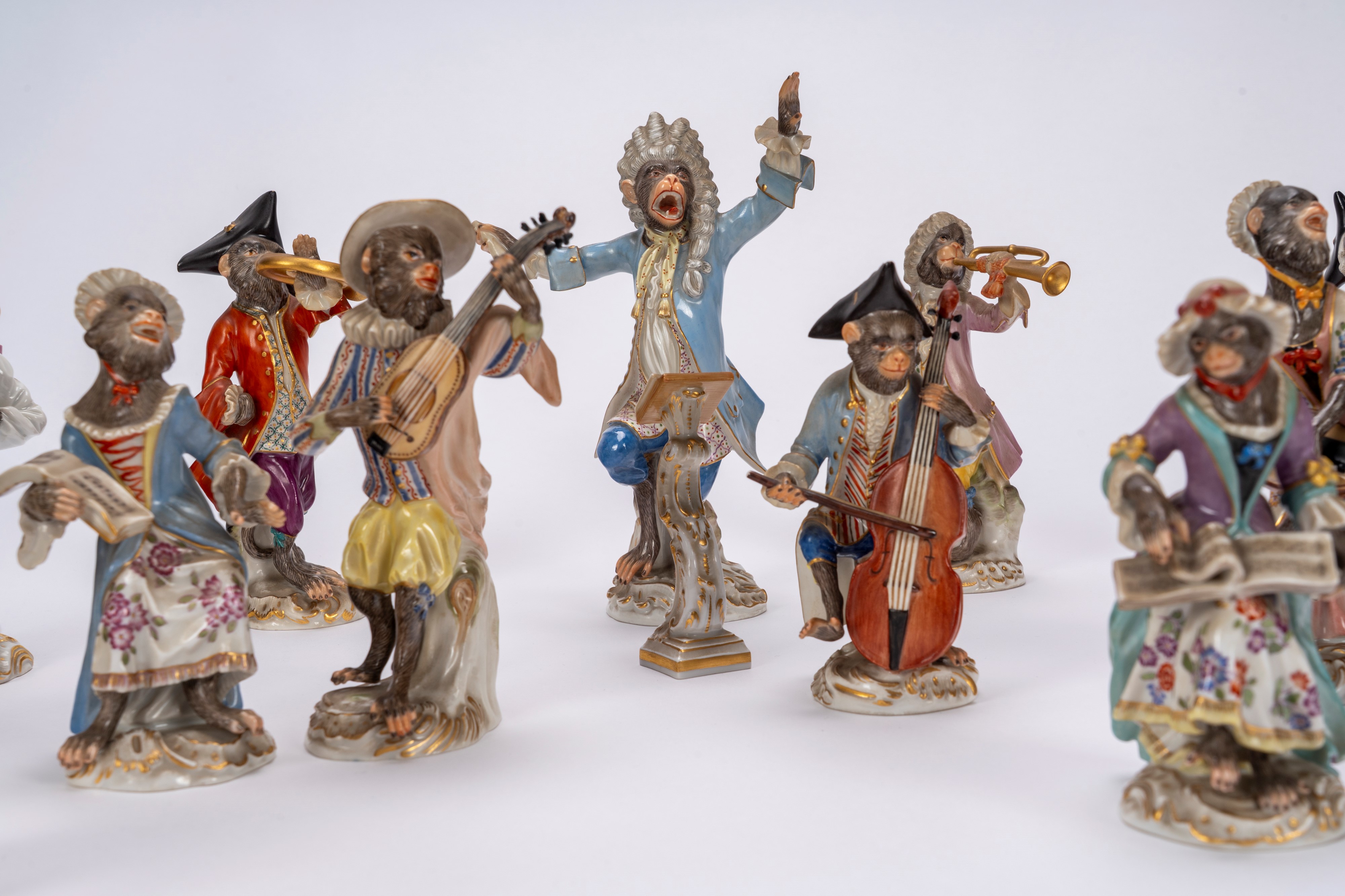 Manifattura di Meissen, Orchestra di scimmie in porcellana policroma, con leggio