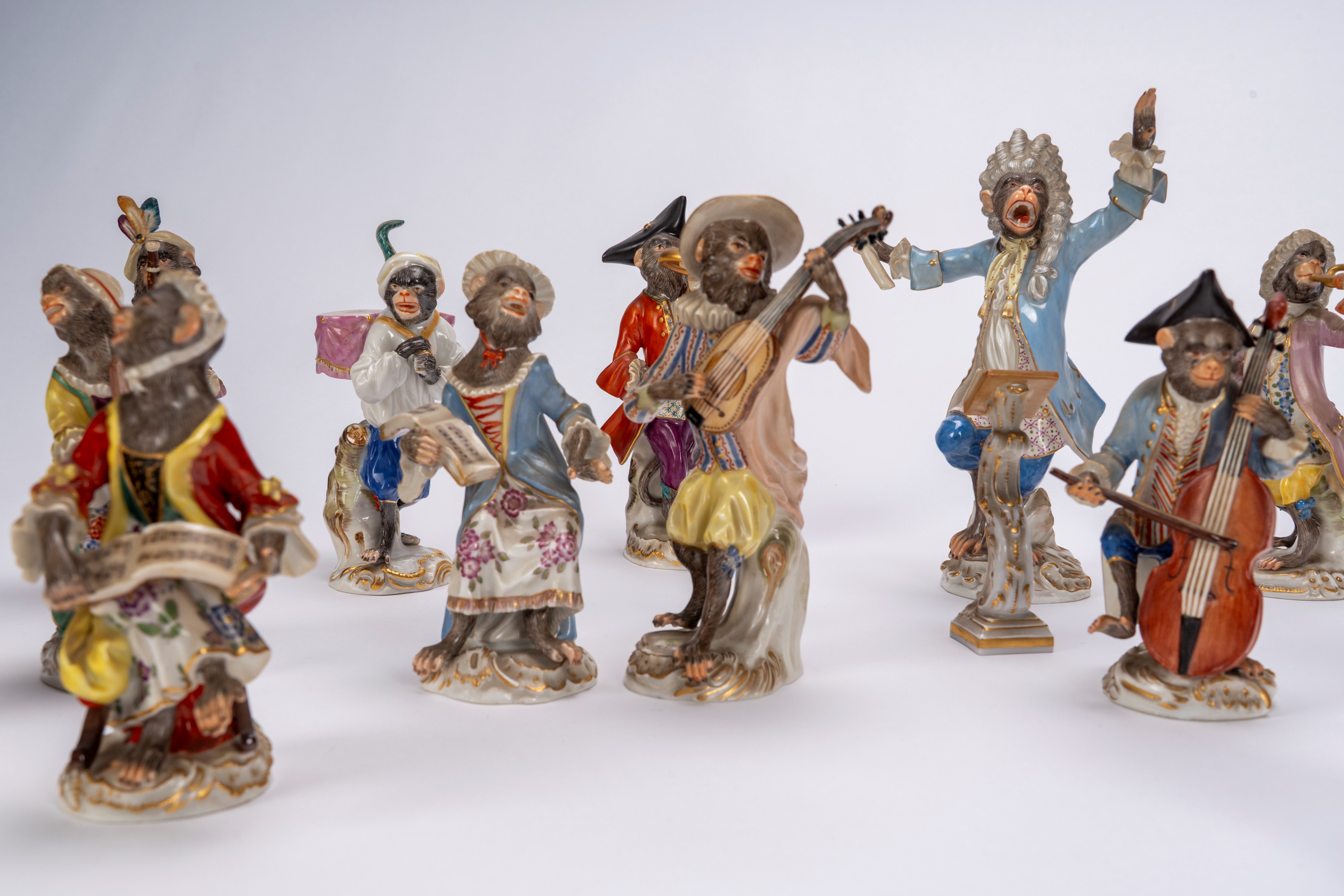 Manifattura di Meissen, Orchestra di scimmie in porcellana policroma, con leggio
