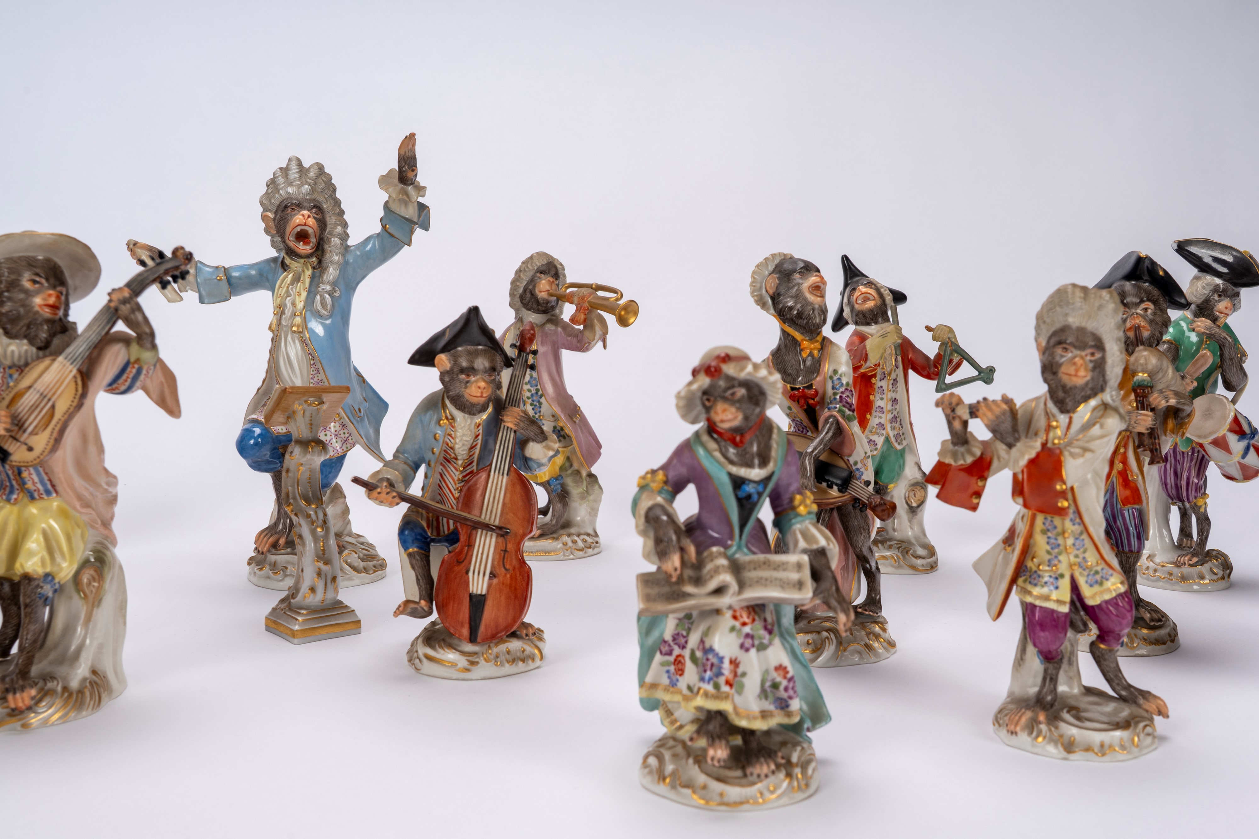 Manifattura di Meissen, Orchestra di scimmie in porcellana policroma, con leggio