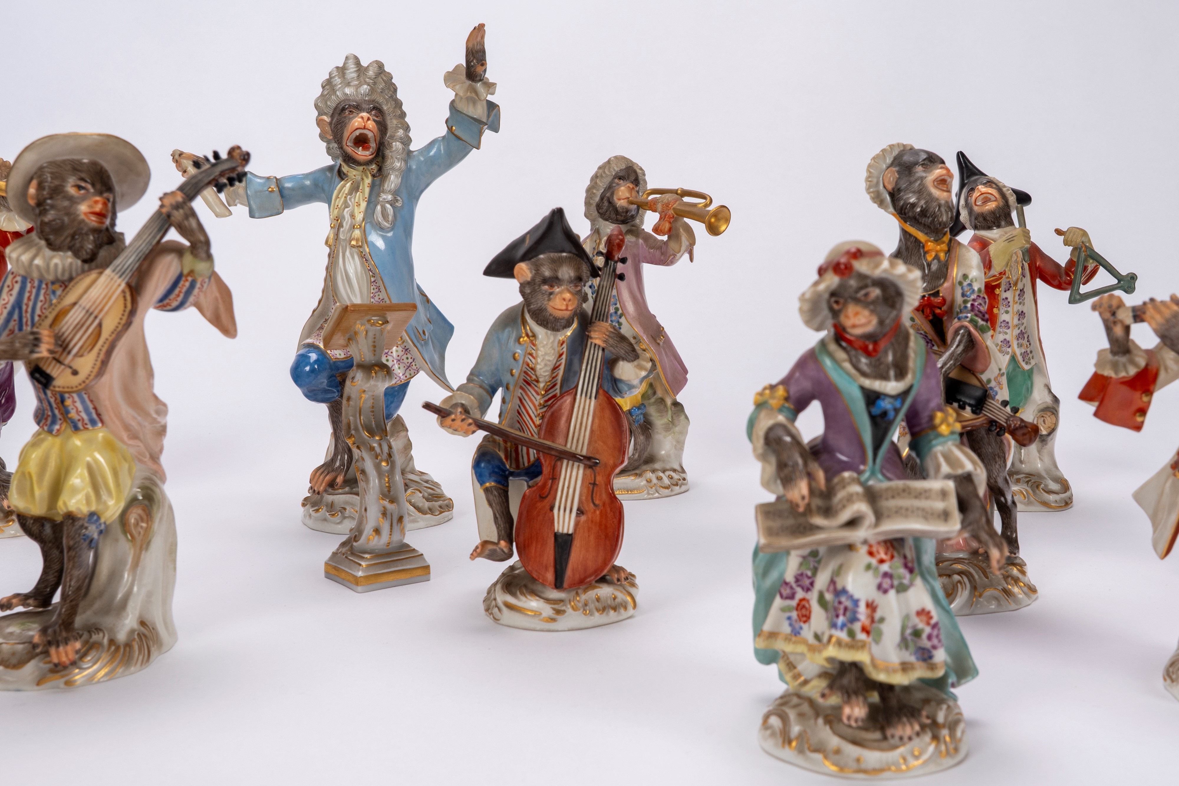 Manifattura di Meissen, Orchestra di scimmie in porcellana policroma, con leggio