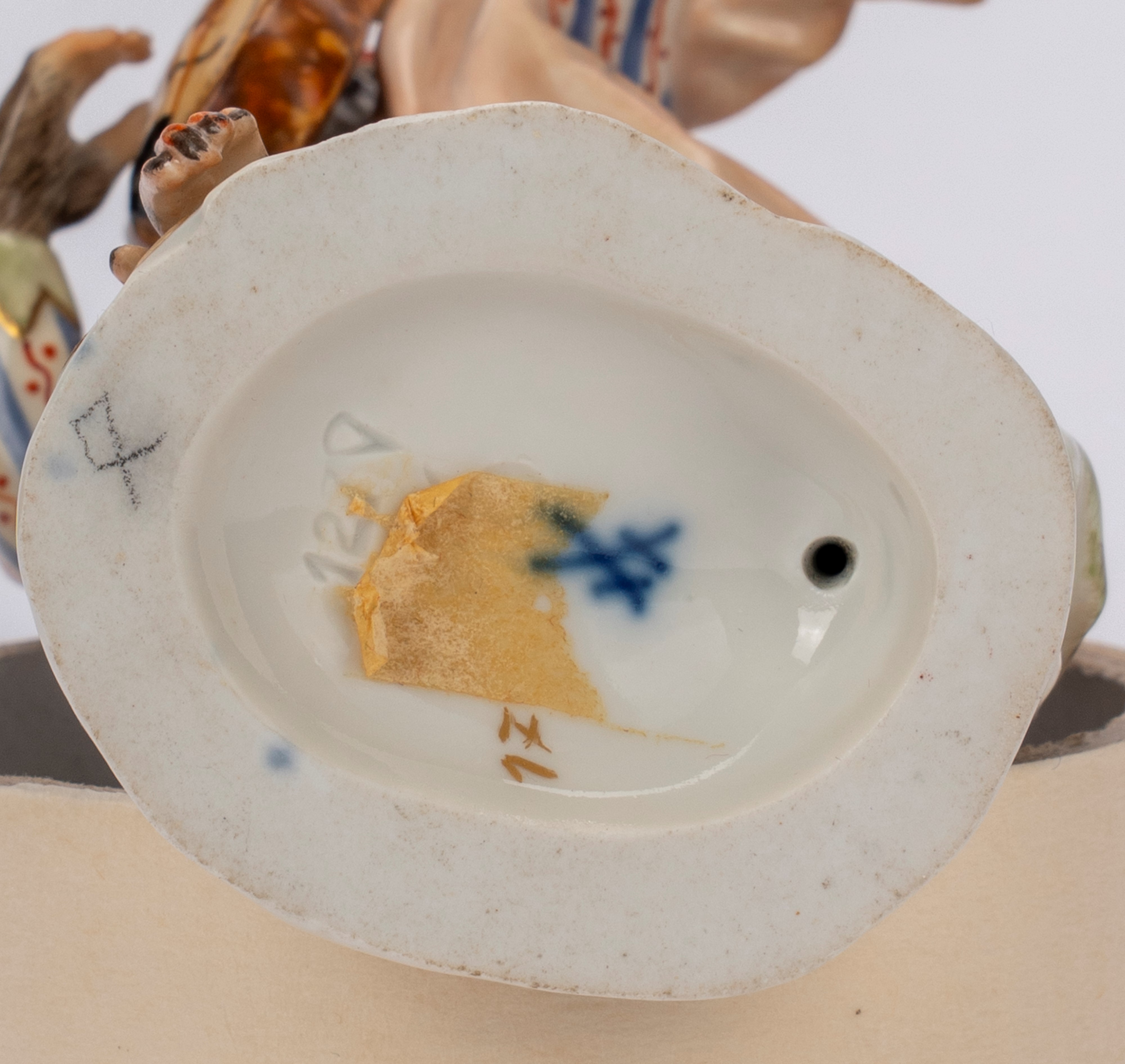 Manifattura di Meissen, Orchestra di scimmie in porcellana policroma, con leggio